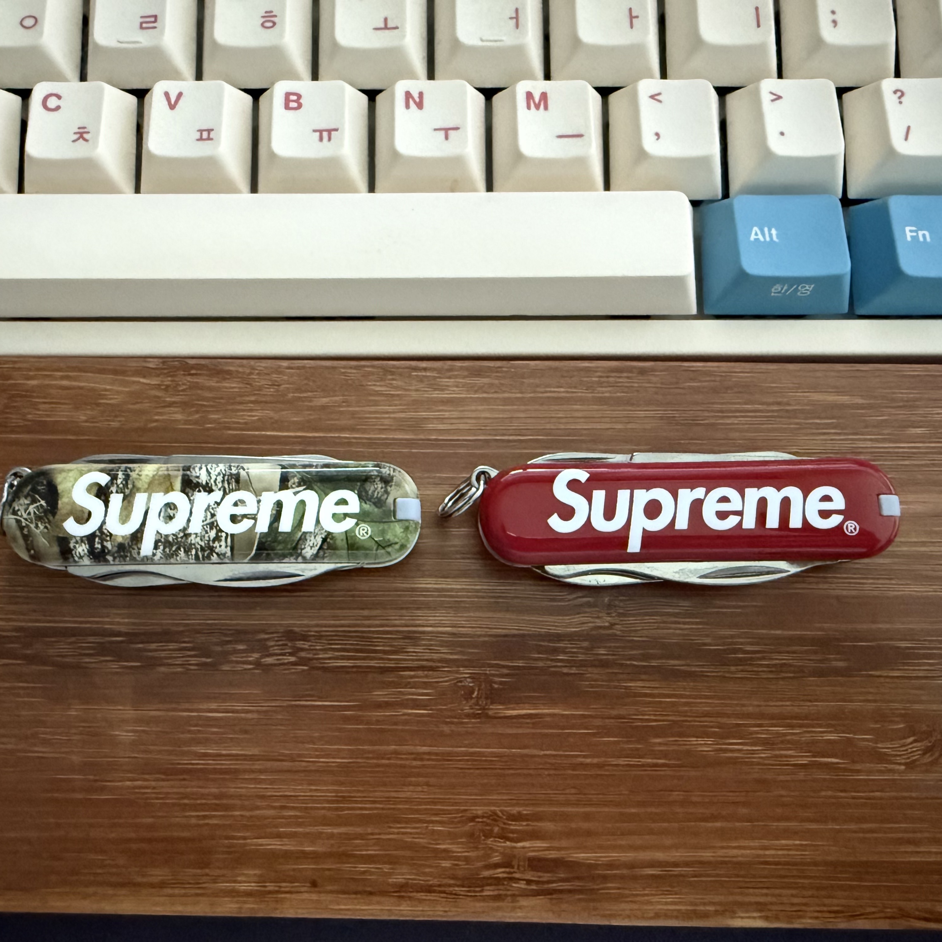 Supreme x Victorinox Pocket Knife Truetimber Kanati Camo - 25SS, Supreme x Victorinox Pocket Knife Red - 25SS 착용 스타일