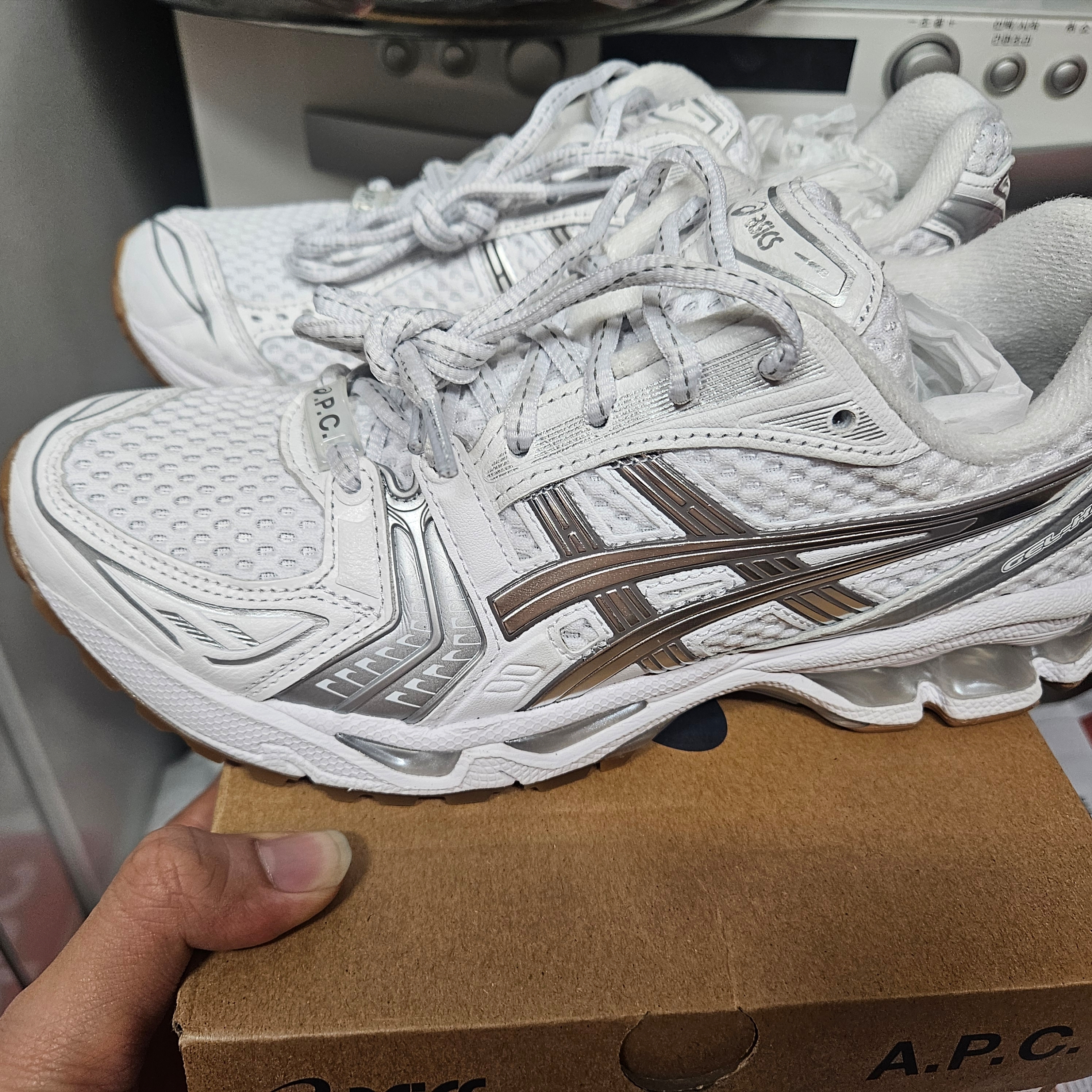 Asics x A.P.C. Gel-Kayano 14 White Pure Silver 착용 스타일
