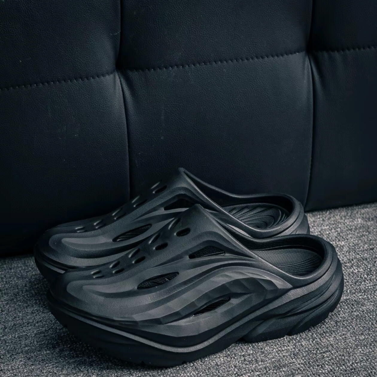 Hoka Ora Recovery Mule Black 착용 스타일