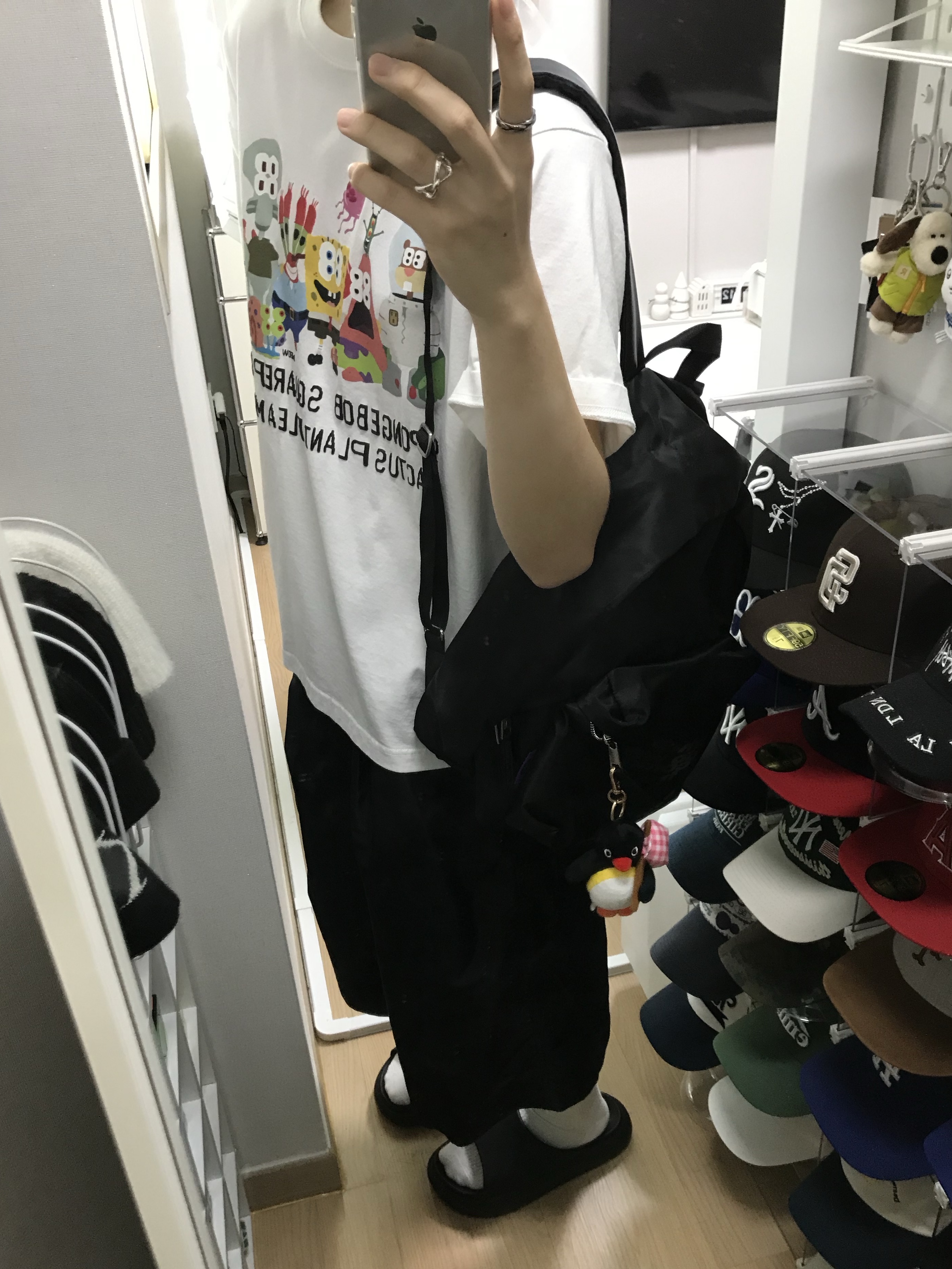Uniqlo UT x CPFM x SpongeBob Graphic T-Shirt A White - JP, MJD x Koin Seoul Two Tuck Re-Nylon Wide Carpenter Bermuda Pants Black 착용 스타일 - 2