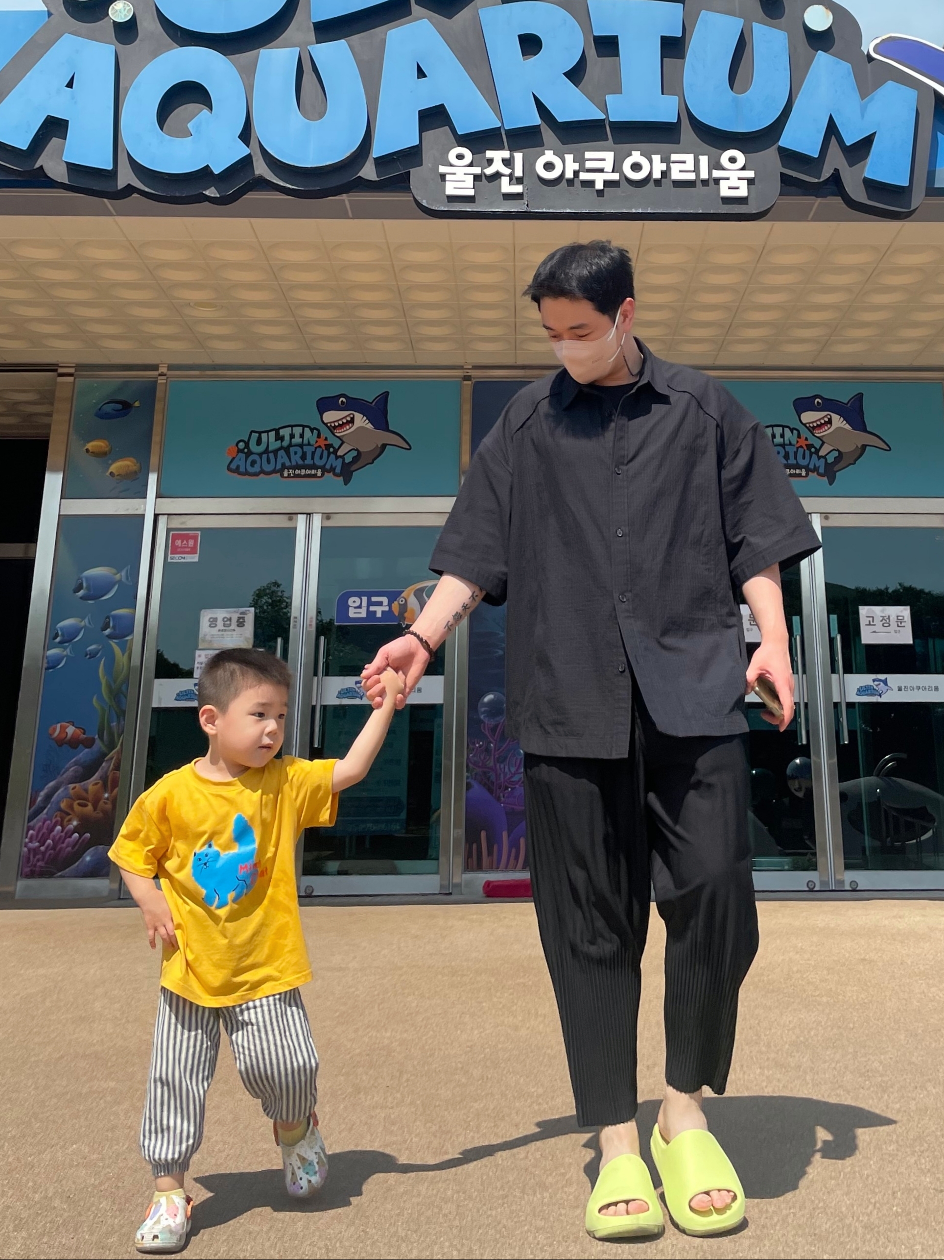 Juun.J Seersucker Hidden Pocket Piping Overfit Short Sleeve Shirt Black - 25SS, Homme Plisse Issey Miyake Basics Pants Black 착용 스타일 - 1
