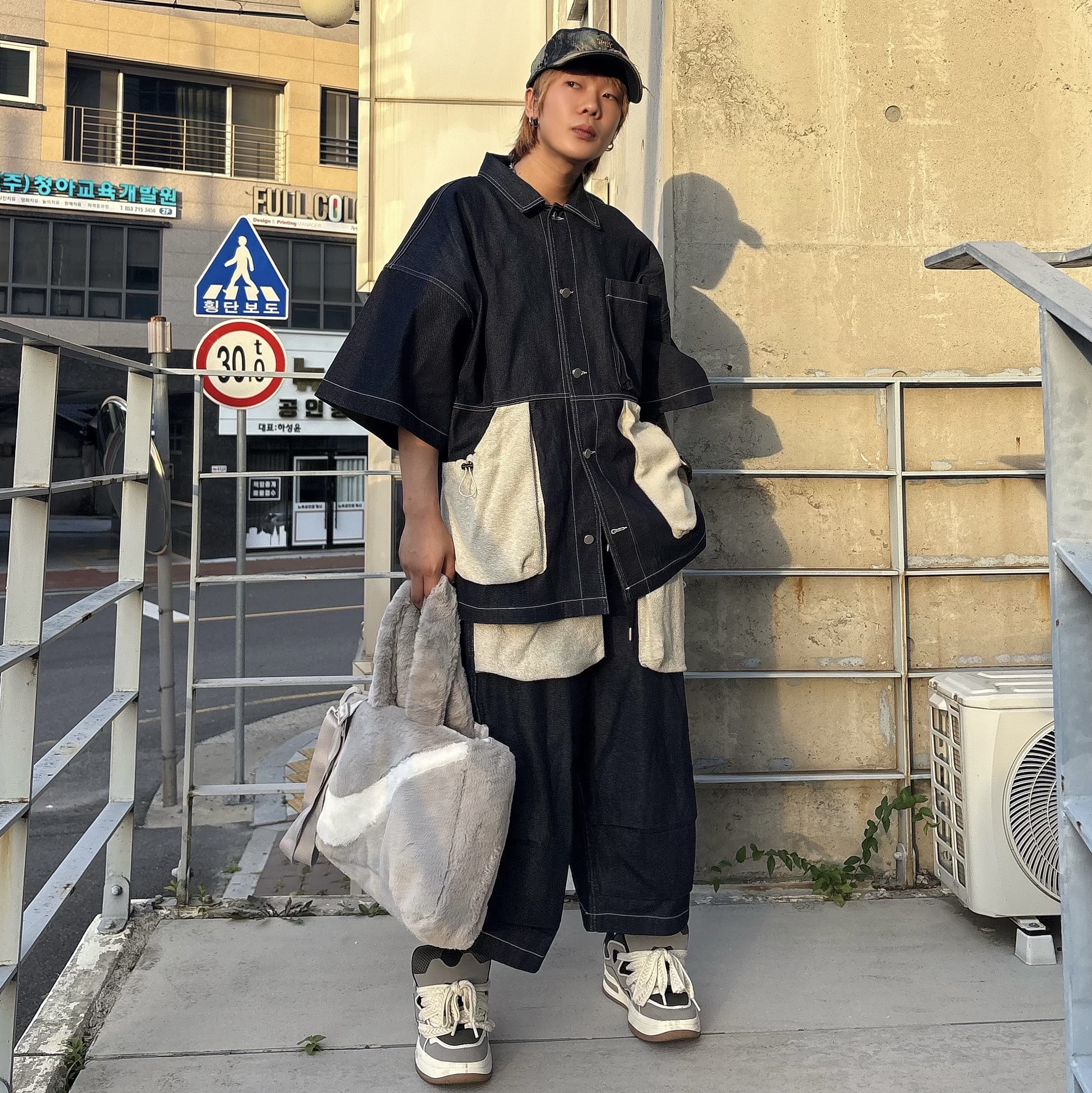 Nike NSW Faux Fur Tote Bag Light Iron Ore, PACOSPLY Garage Denim Cap Navy 착용 스타일 - 1