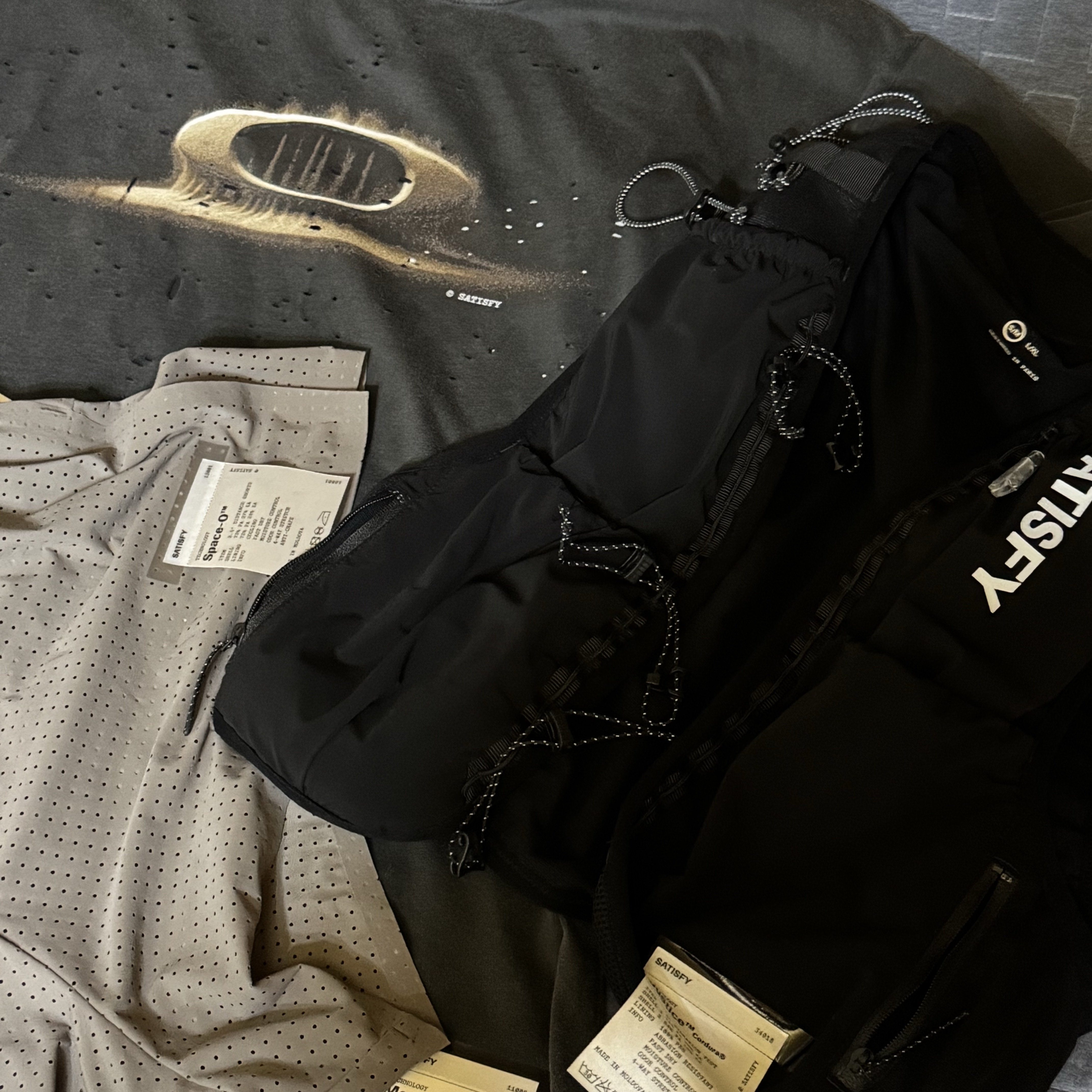Oakley x Satisfy Mothtech T-Shirt Aged Black, On Running x Post Archive Faction (Paf) Cloudmonster 2 Black Magnet 착용 스타일 - 2