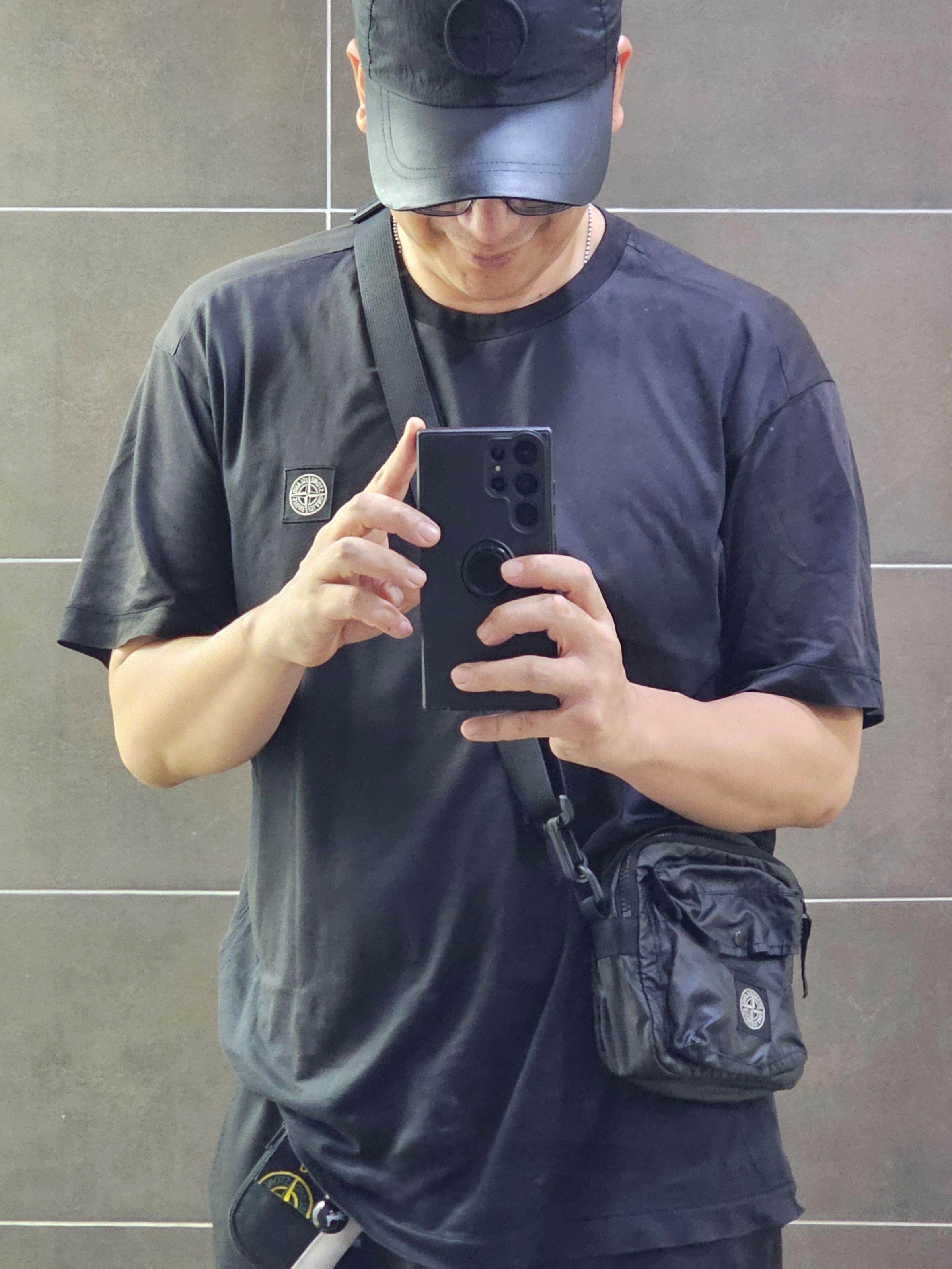 Stone Island 90270 Mussola Gommata Canvas Map Holder Bag Black - 22FW, Stone Island 2100039 60/2 Cotton Jersey Slim Fit T-Shirt with Compass Logo Patch Black - 25SS 착용 스타일 - 1