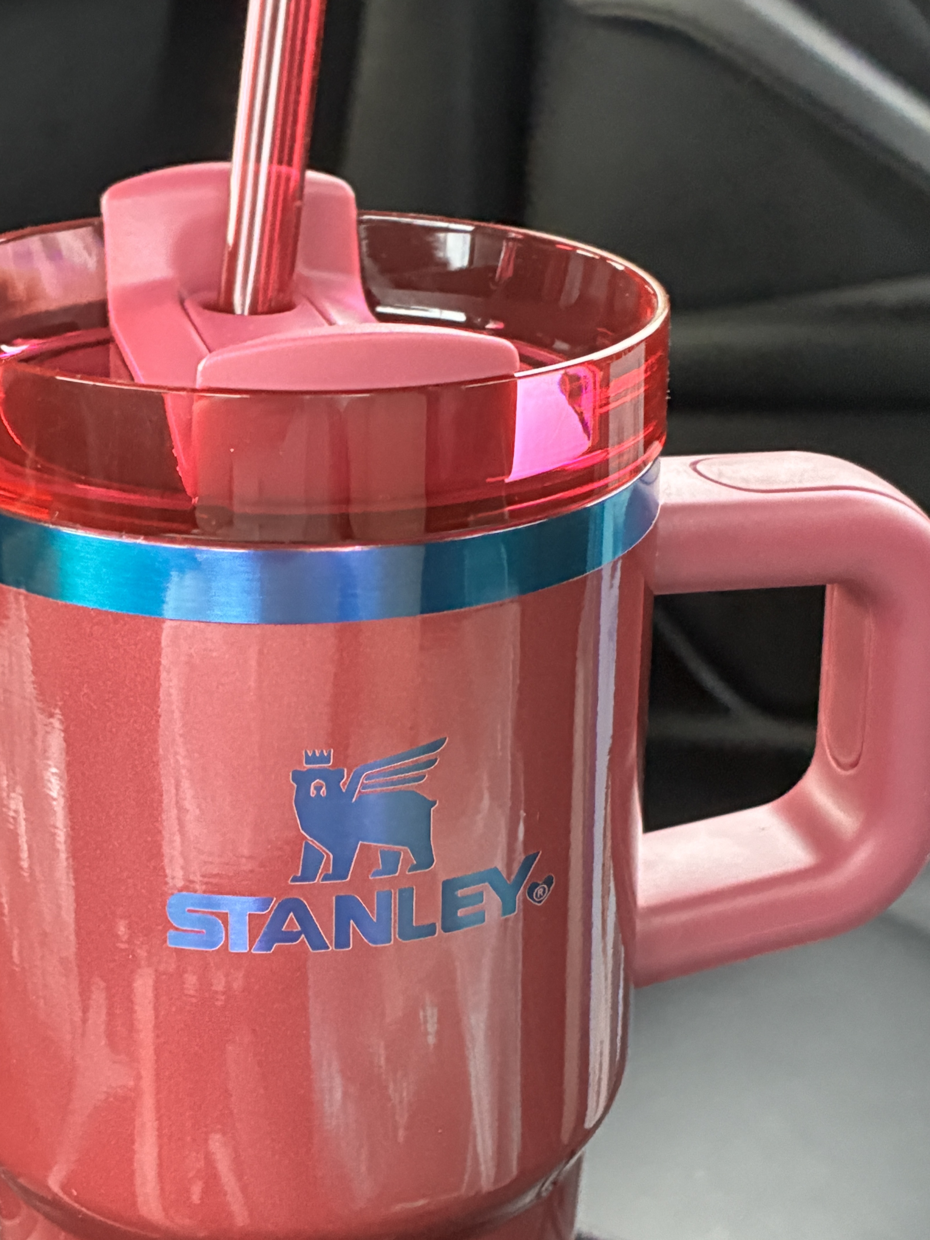 Stanley The Valentine's Day Quencher H2.0 Flowstate Tumbler 20 oz. Berry Truffle 착용 스타일 - 1