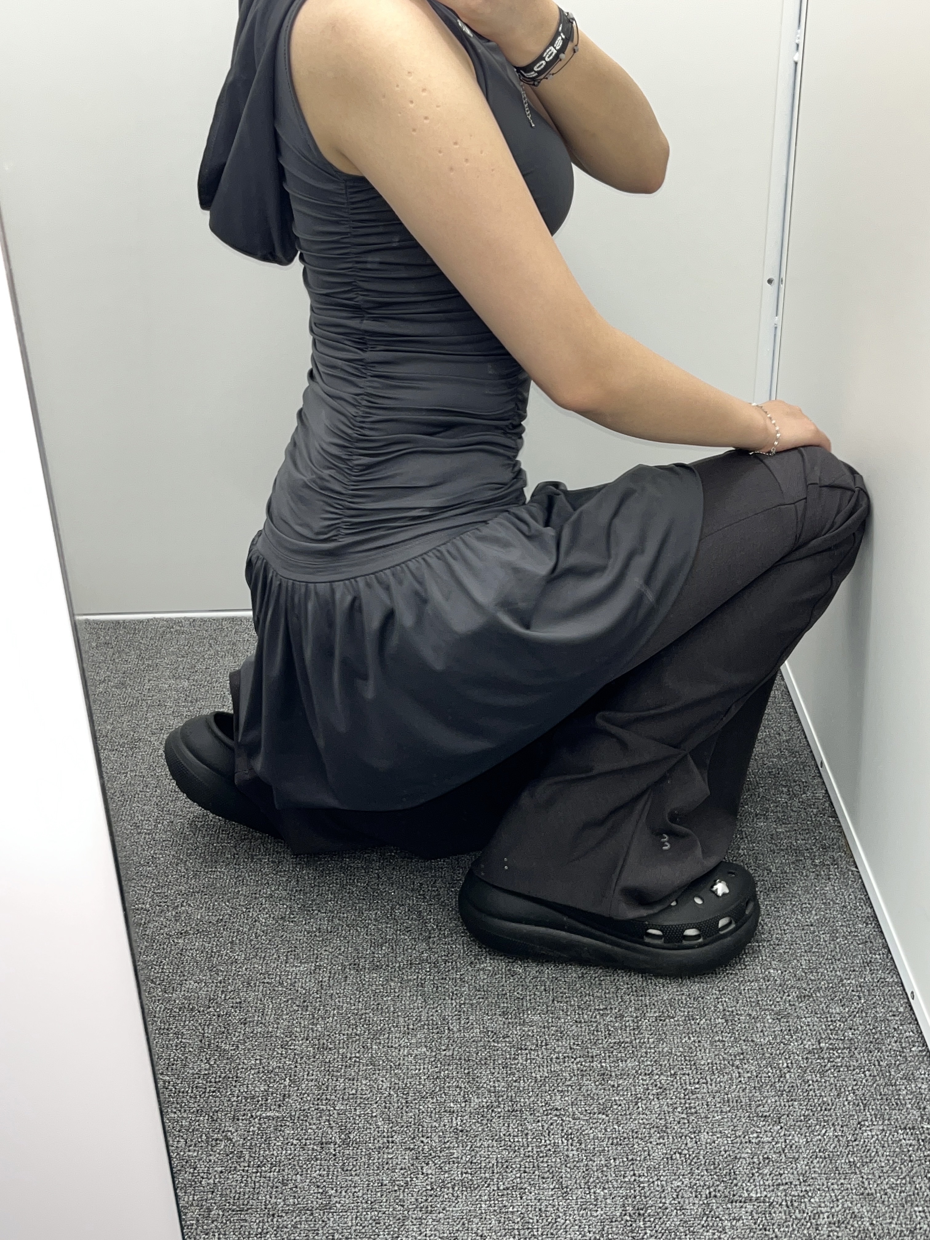 Crocs Classic Crush Clog Black 착용 스타일 - 2