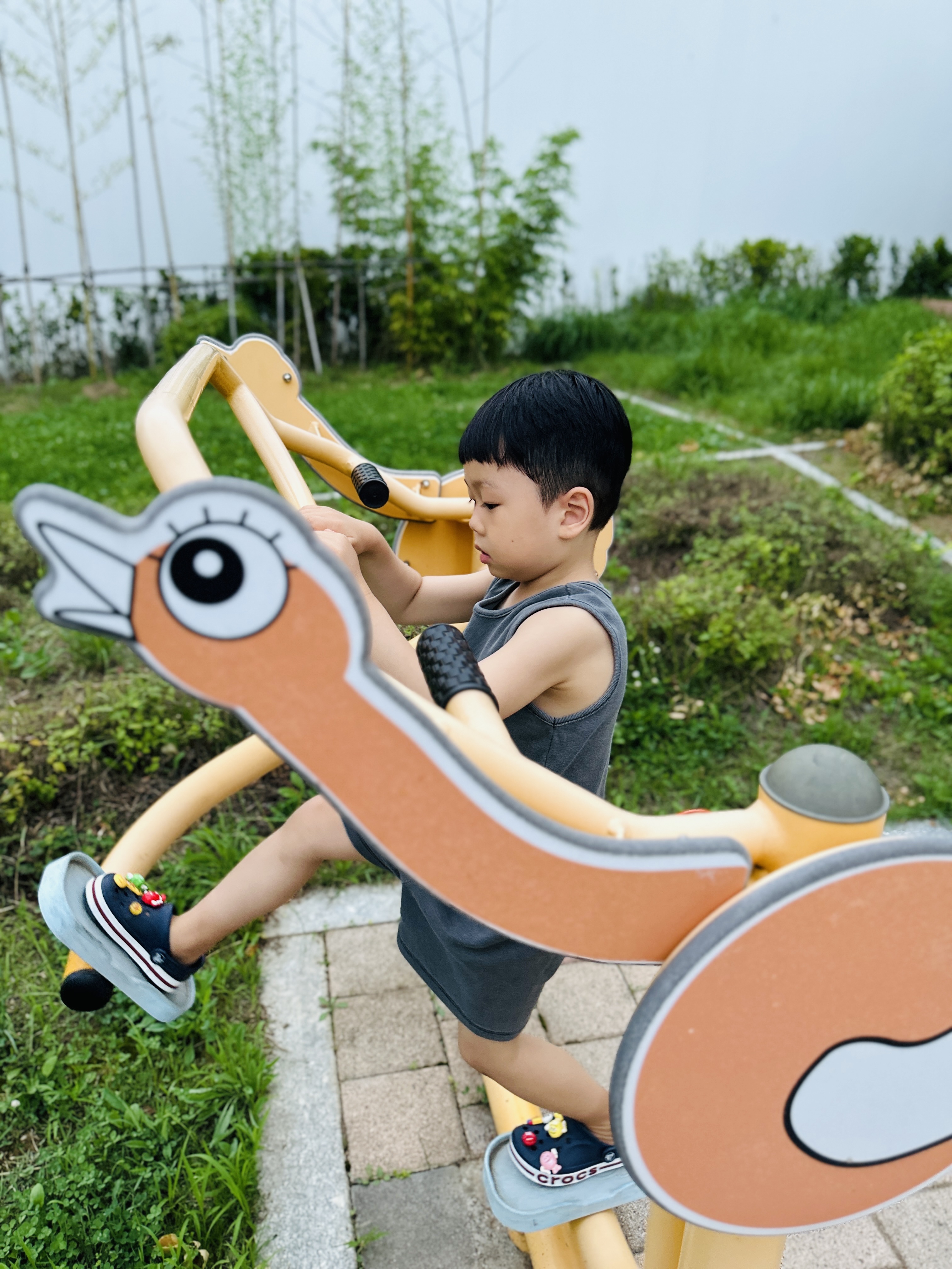 (Kids) Crocs Bayaband Clog Navy 착용 스타일 - 1