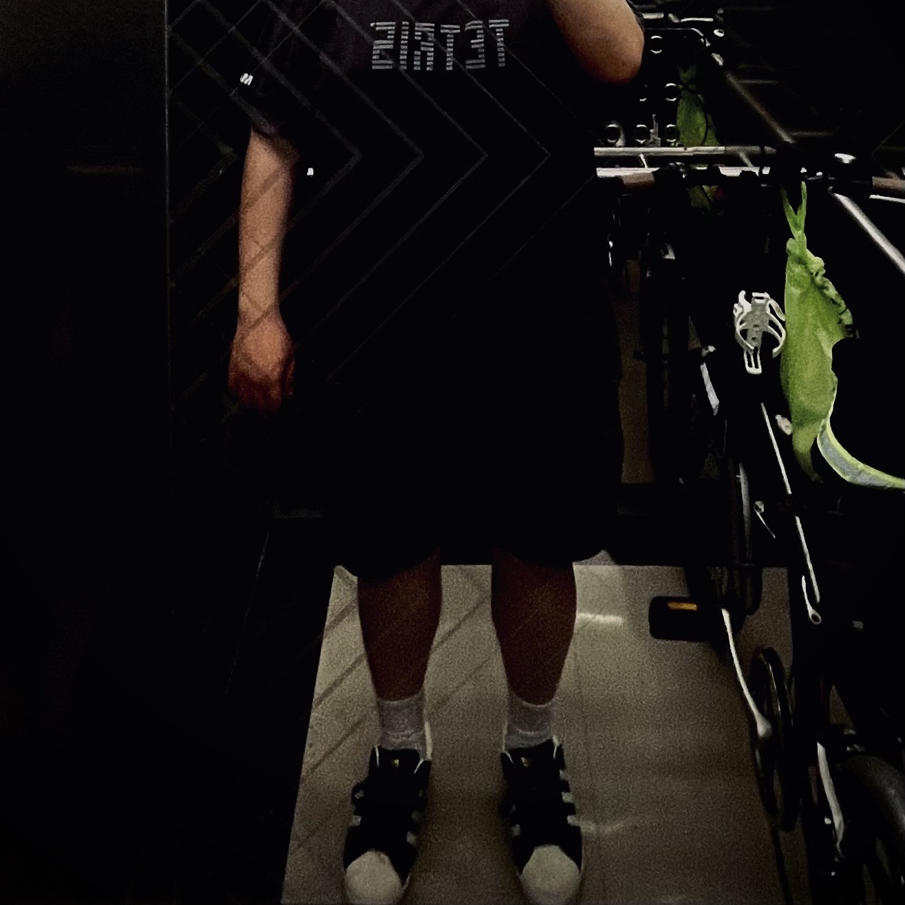 Adidas Superstar 82 FI Core Black 착용 스타일 - 2