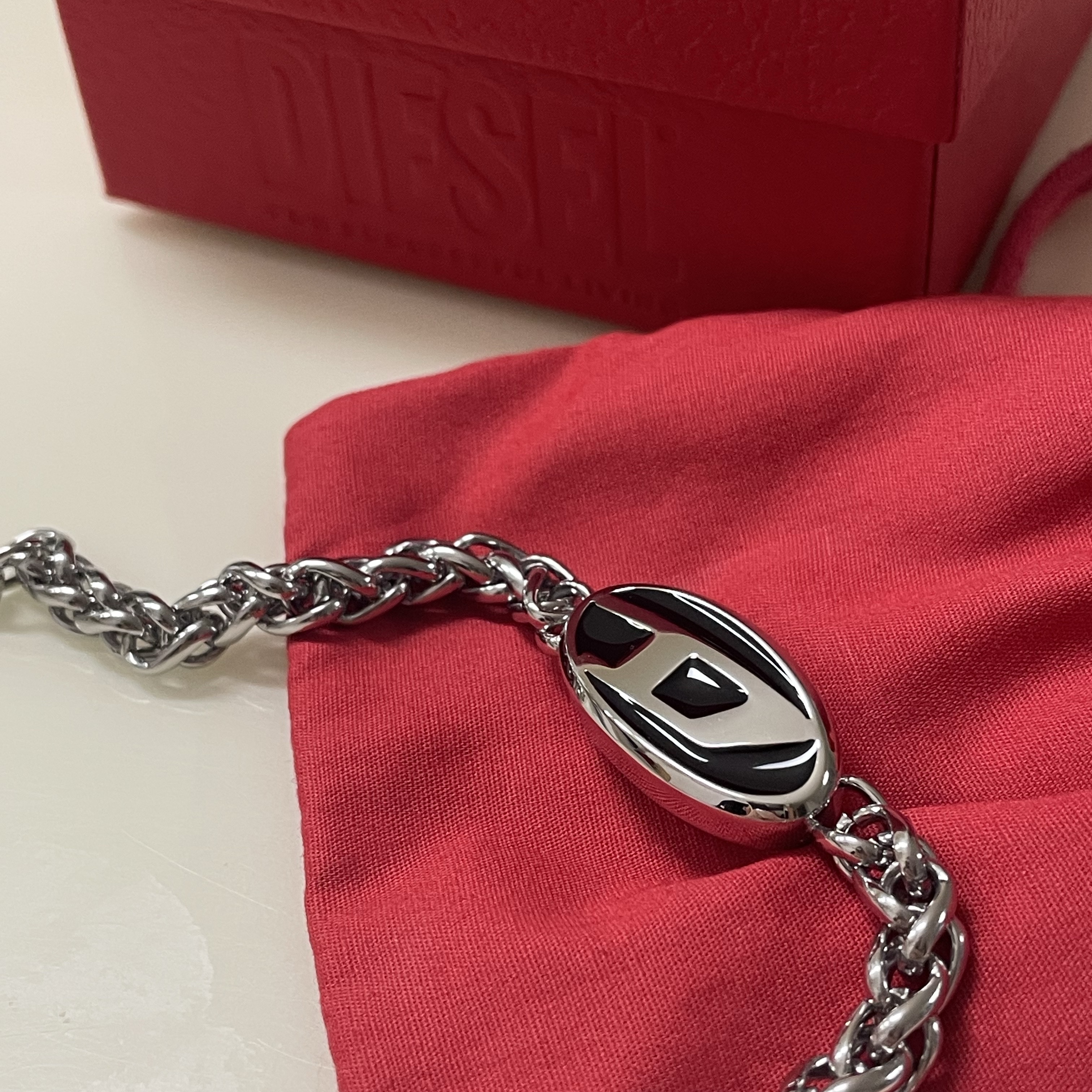 Diesel Dx1469 Stainless Steel Chain Bracelet Silver Black 착용 스타일 - 2