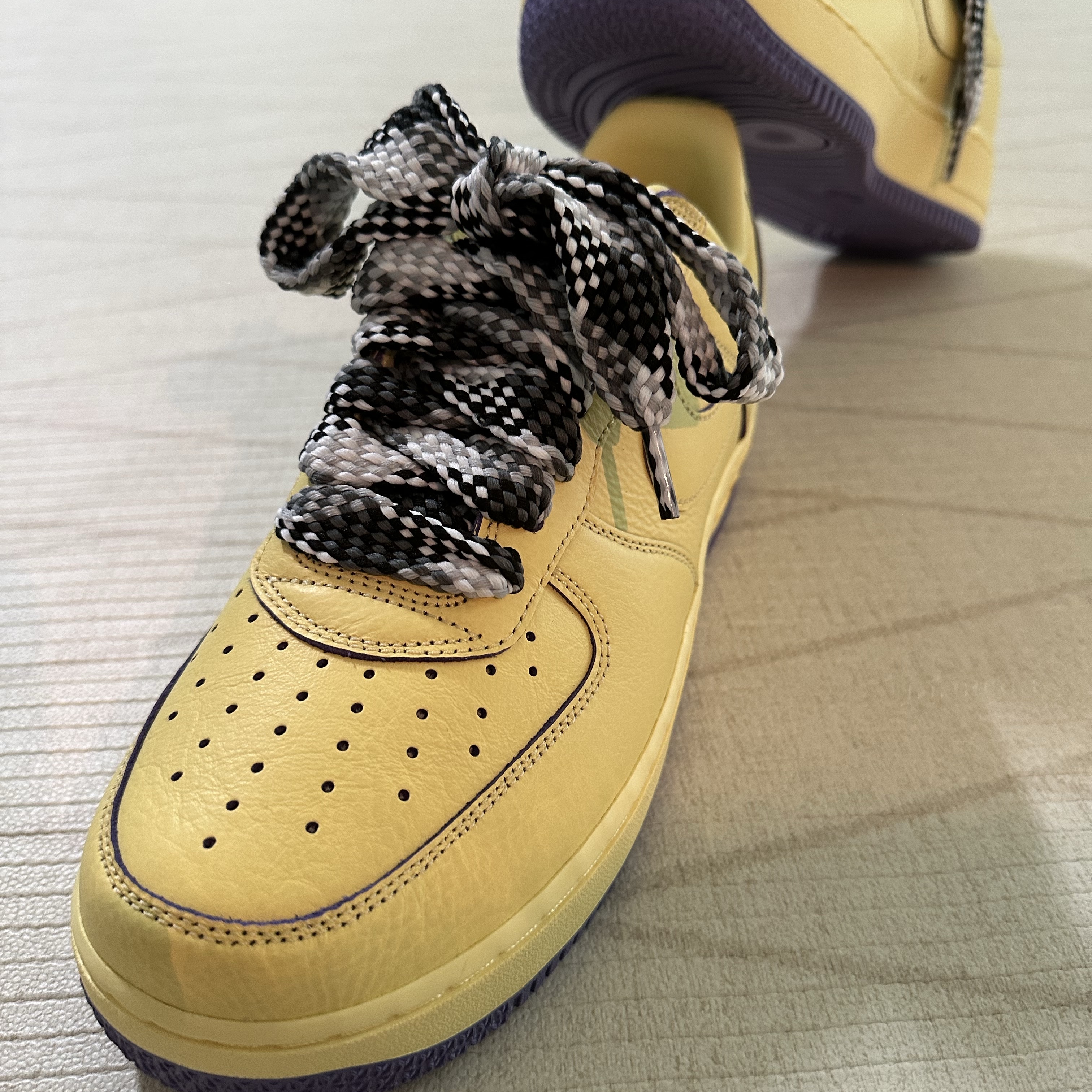 Nike Air Force 1 Low Protro Soft Yellow 착용 스타일 - 2