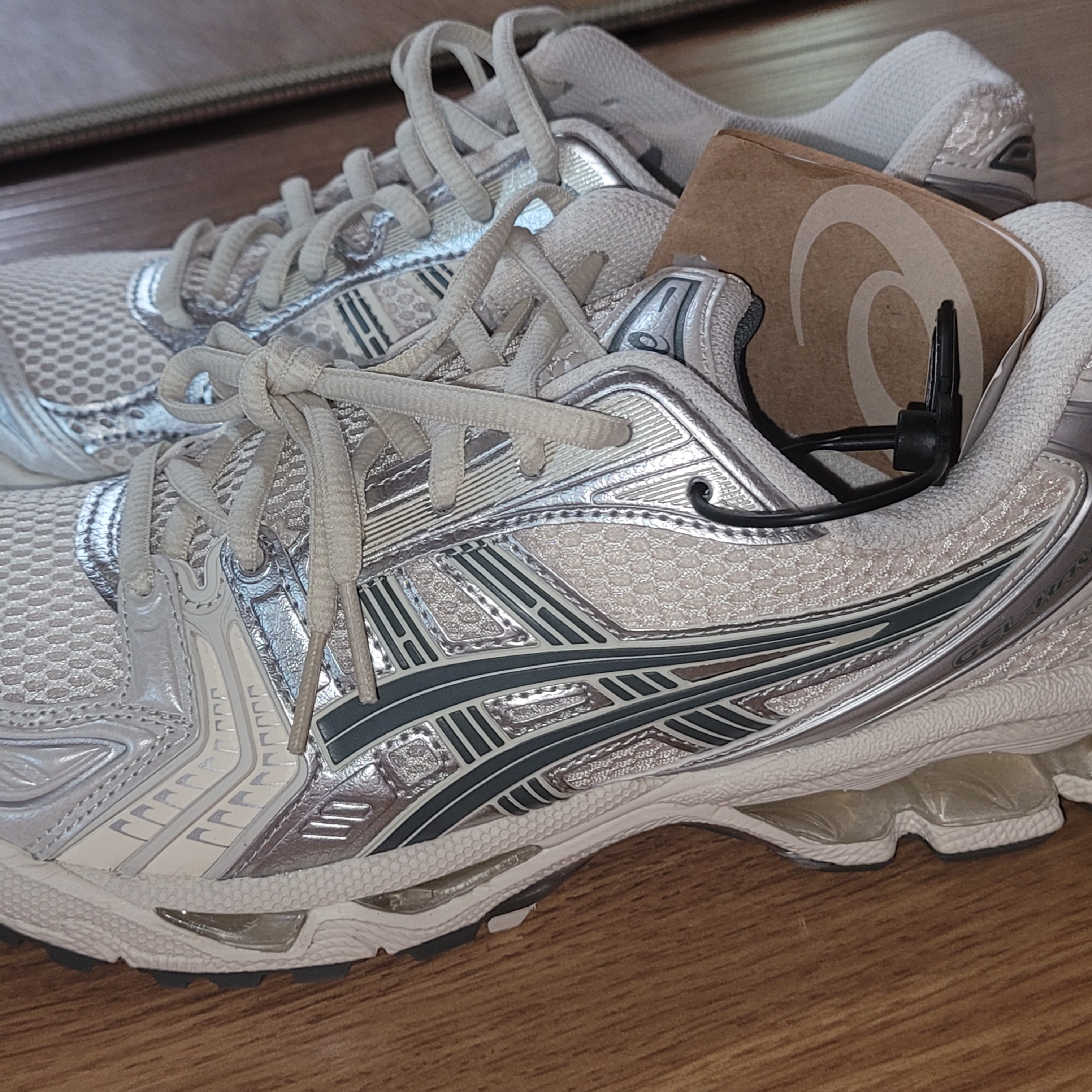 Asics Gel-Kayano 14 Birch Dark Pewter 착용 스타일