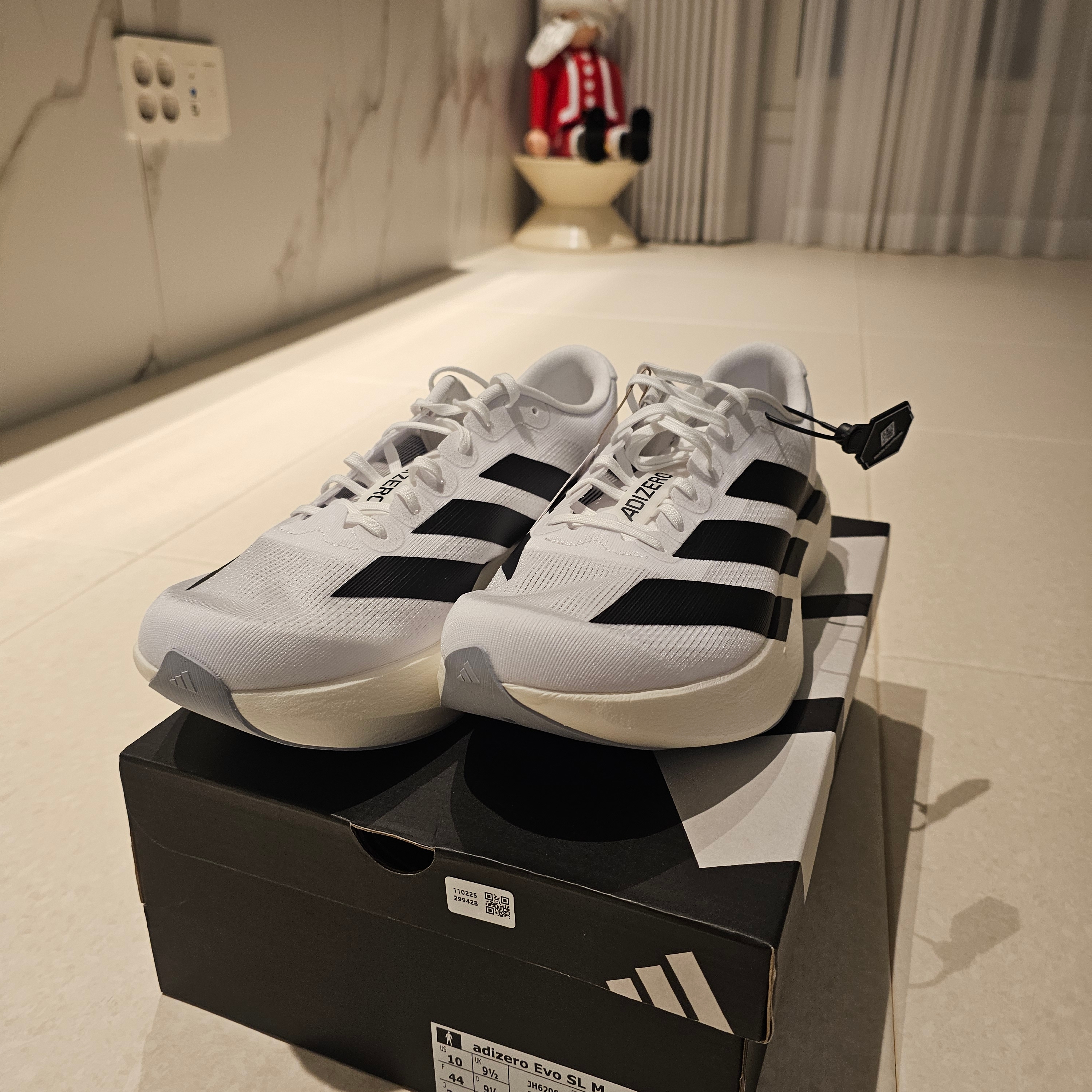 Adidas Adizero EVO SL Cloud White Core Black 착용 스타일
