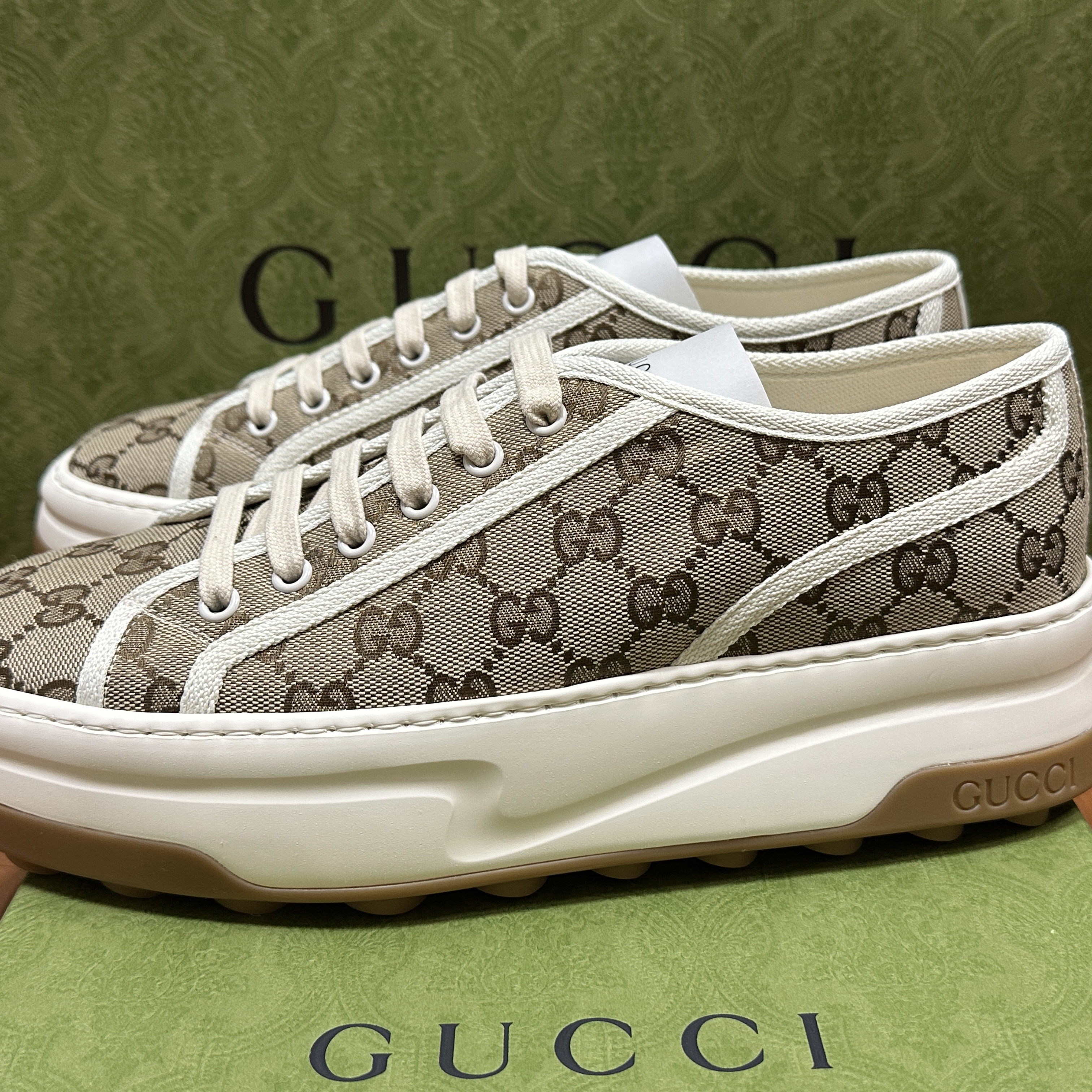 Gucci GG Sneaker Beige Ebony GG Canvas 착용 스타일 - 1