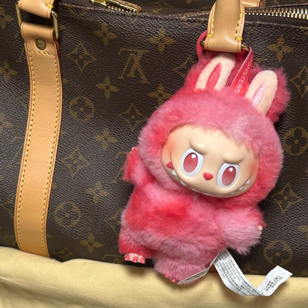Louis Vuitton Keepall 55 Monogram Coated Canvas, Pop Mart Labubu The Monsters Highlight Series Love Keyring (Opened Case) 착용 스타일