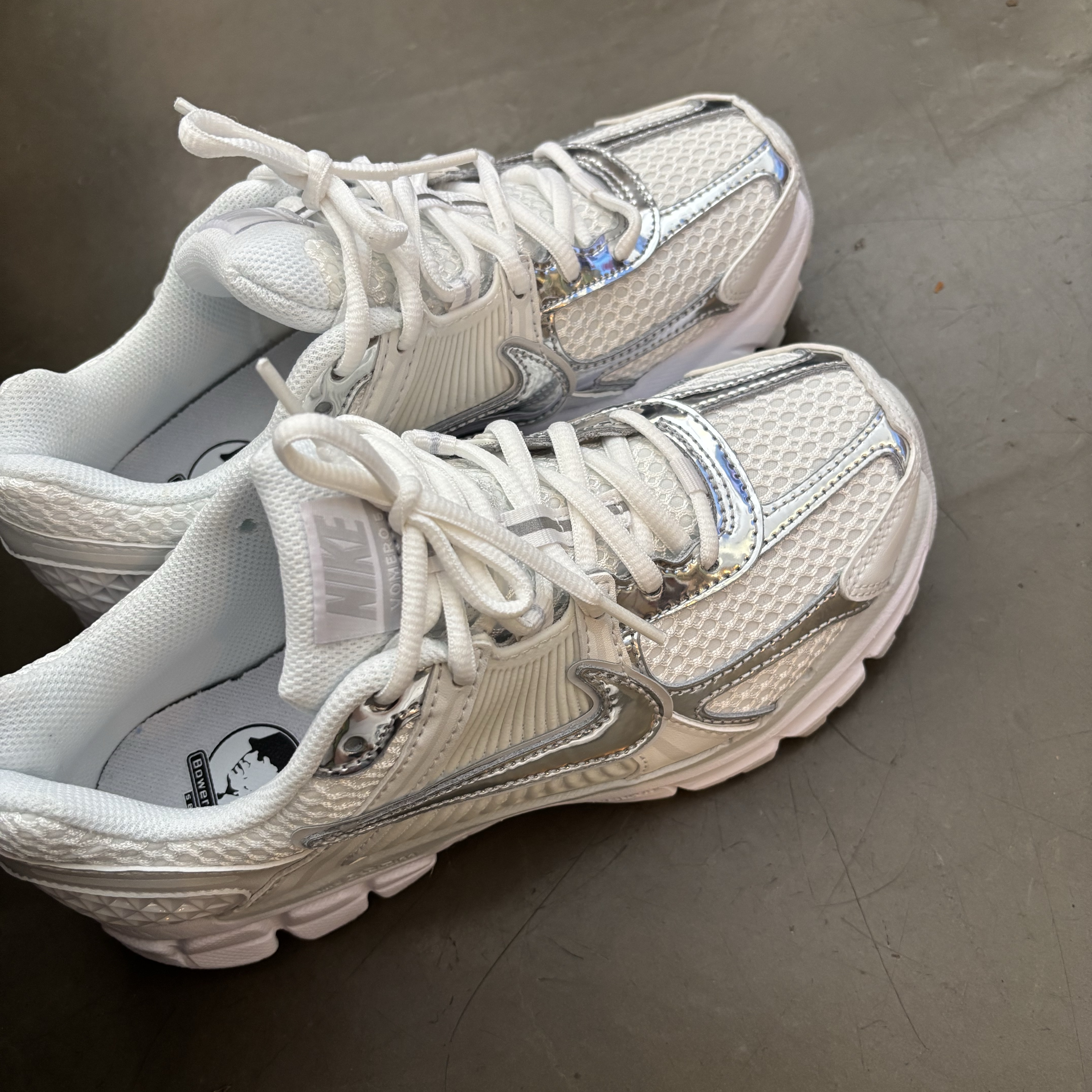 (W) Nike Zoom Vomero 5 White Metallic Silver 착용 스타일 - 1