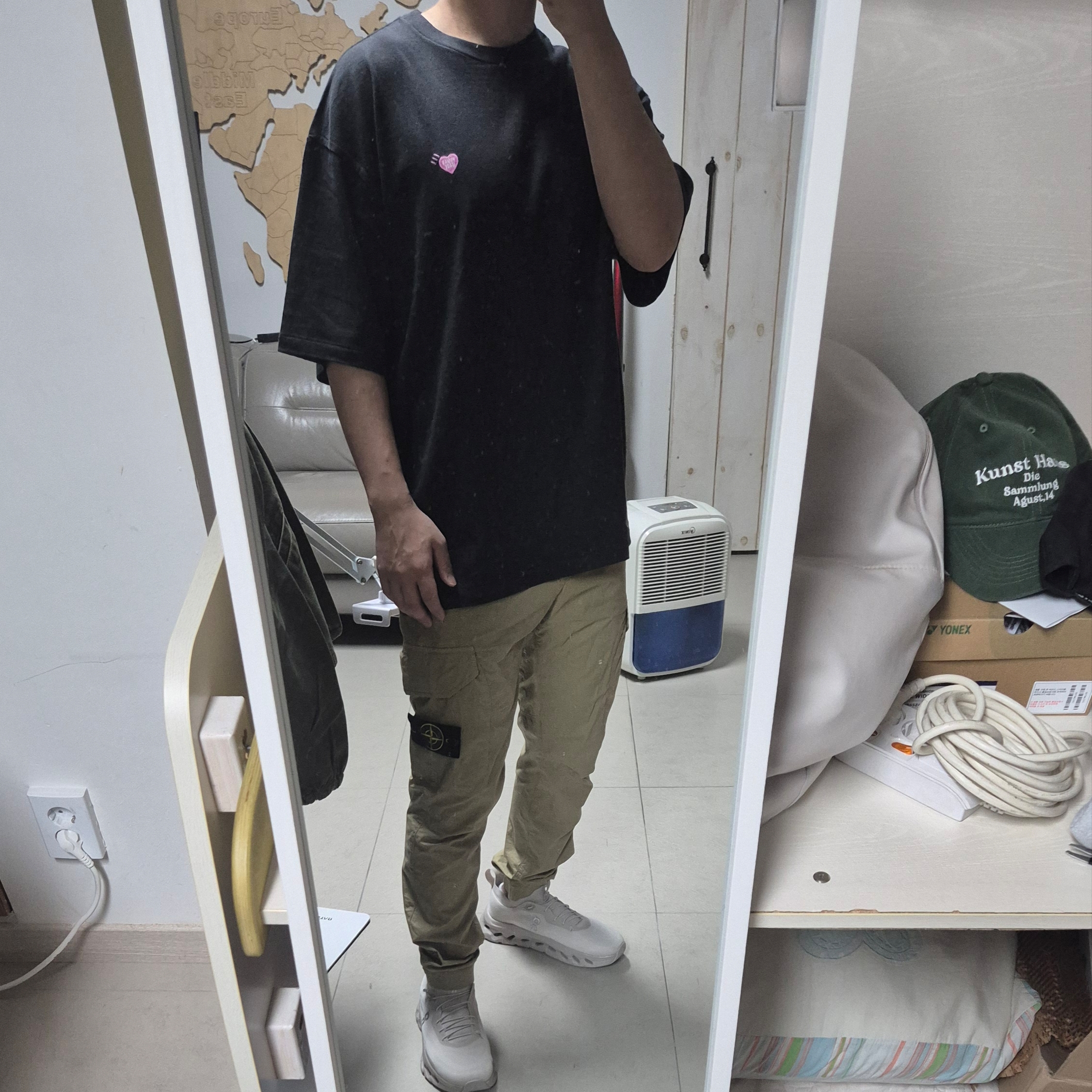 Human Made Heart Badge T-Shirt Black - Harajuku Store Exclusive, Stone Island 31303 Cargo Pants Dark Beige - 23SS 착용 스타일