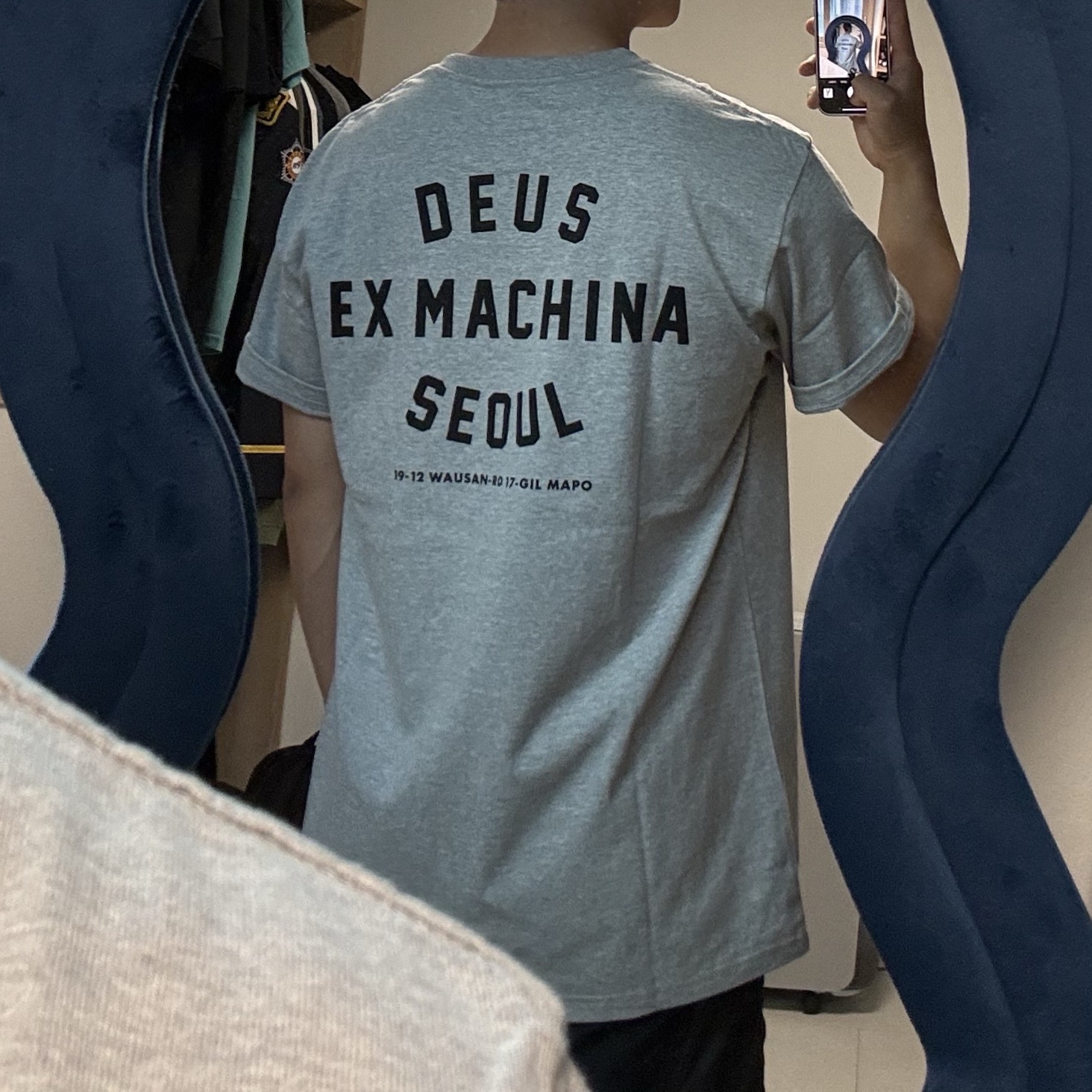 Deus Ex Machina Seoul College T-Shirt Grey Marle, Maison Margiela 5AC Bucket Bag Black 착용 스타일 - 1