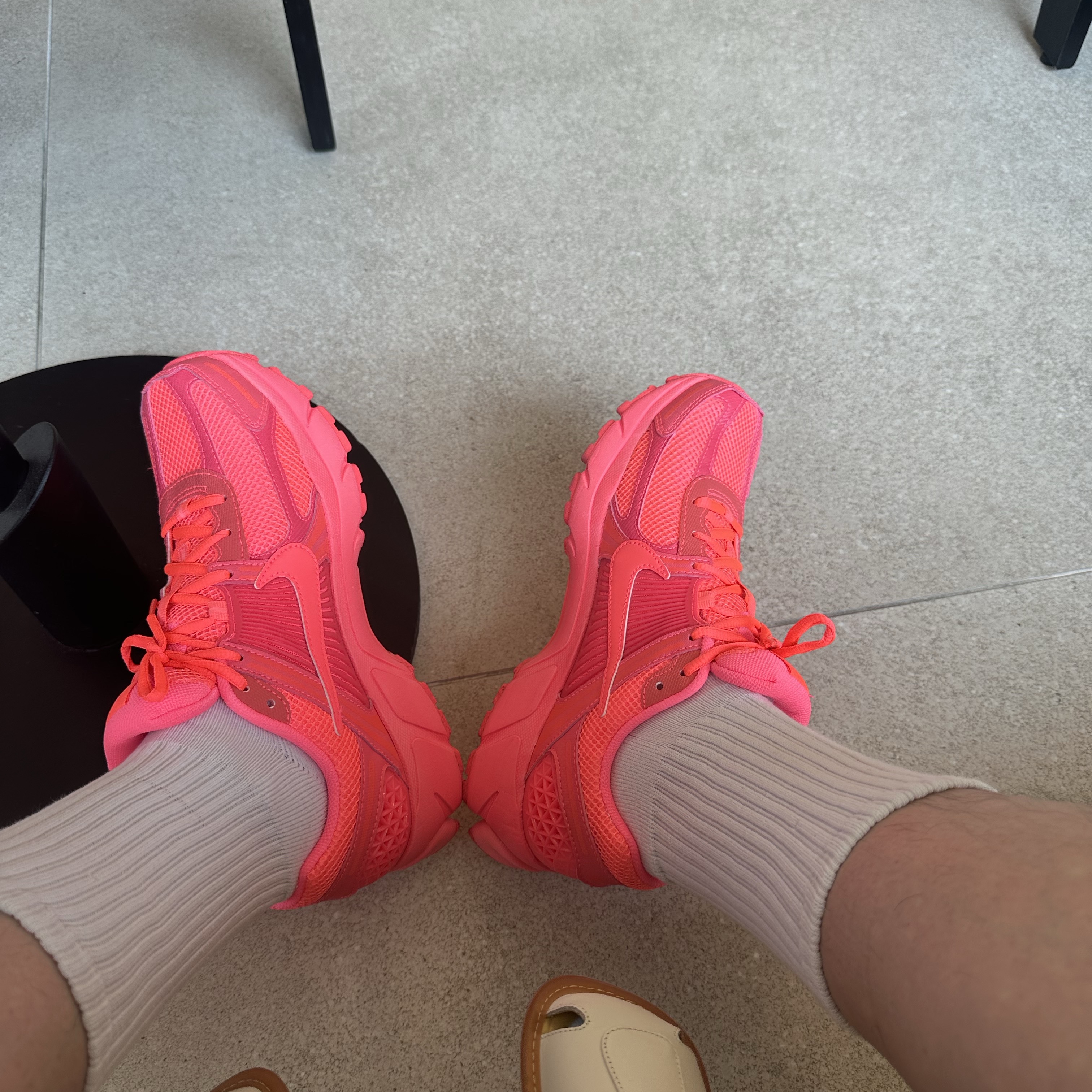 Nike Zoom Vomero 5 Hot Punch 착용 스타일 - 3