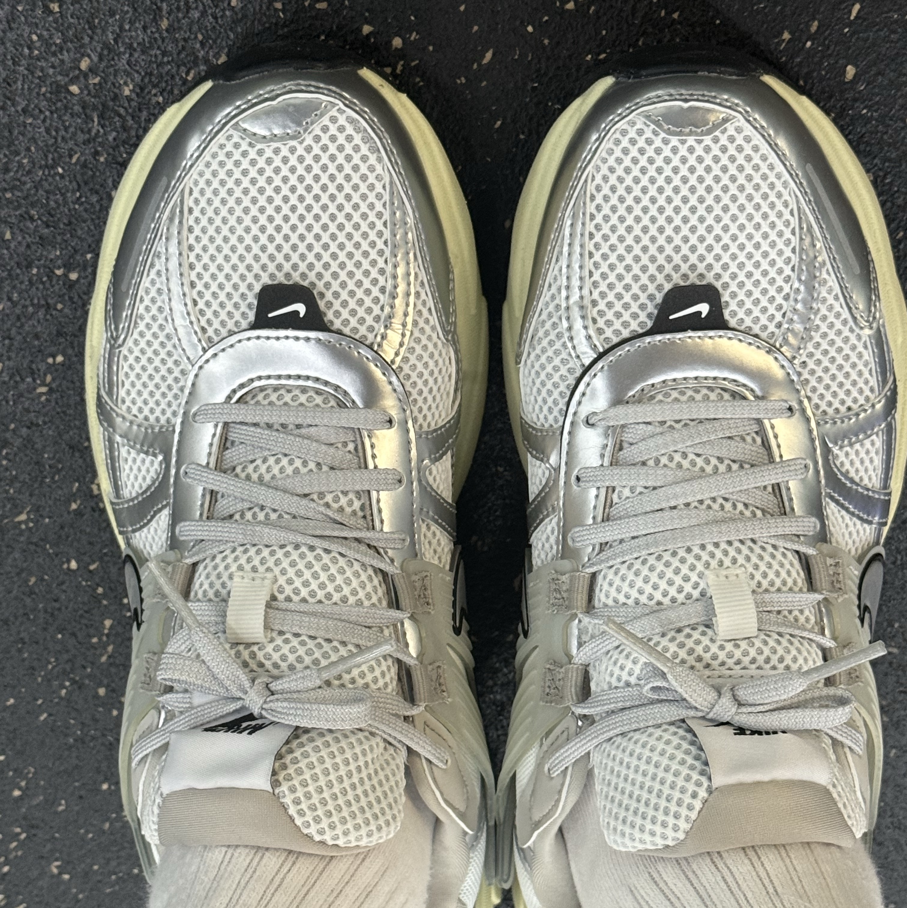 Nike V2K Run Pure Platinum Light Iron Ore 착용 스타일 - 2