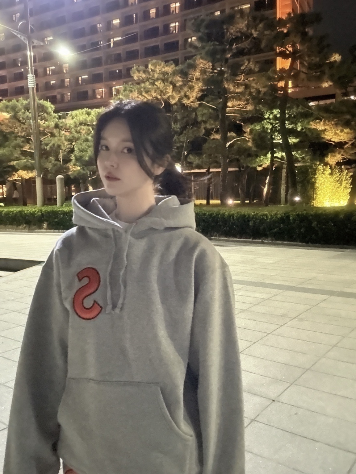 Supreme S Logo Hooded Sweatshirt Heather Grey - 25SS, Supreme S Logo Sweatpant Heather Grey - 25SS 착용 스타일 - 4