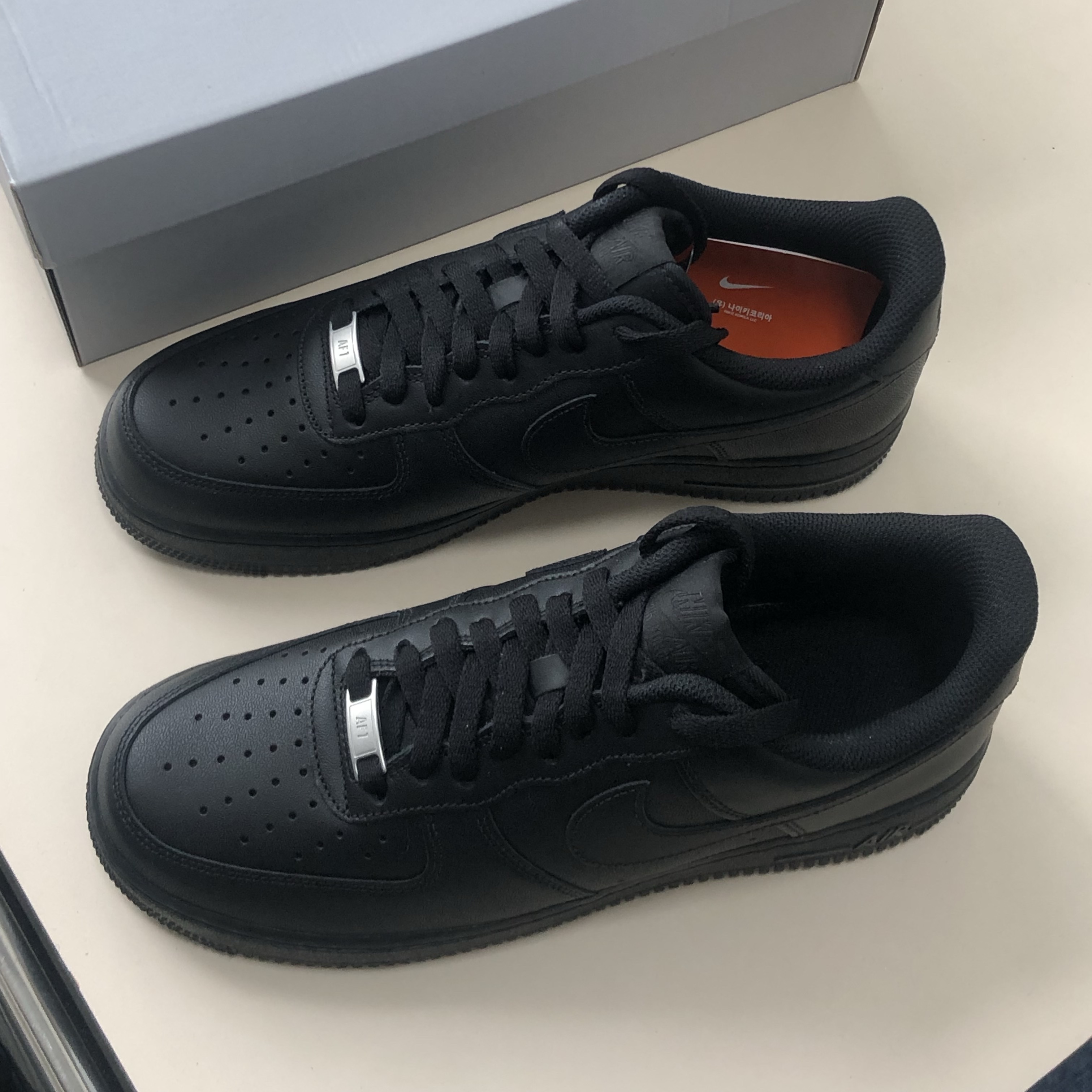 Nike Air Force 1 '07 Low Triple Black 착용 스타일