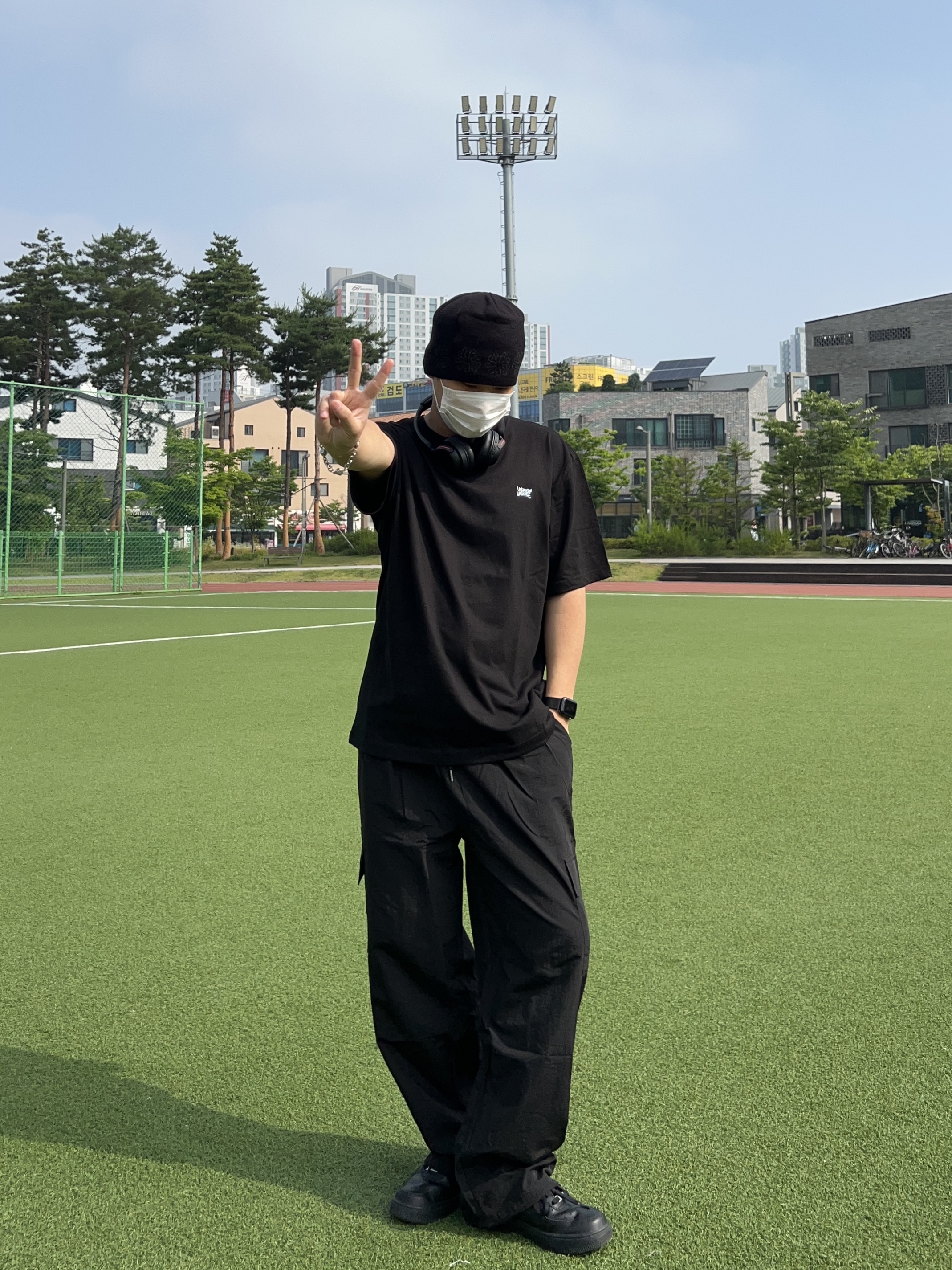 Nike Air Force 1 '07 Low Triple Black 착용 스타일