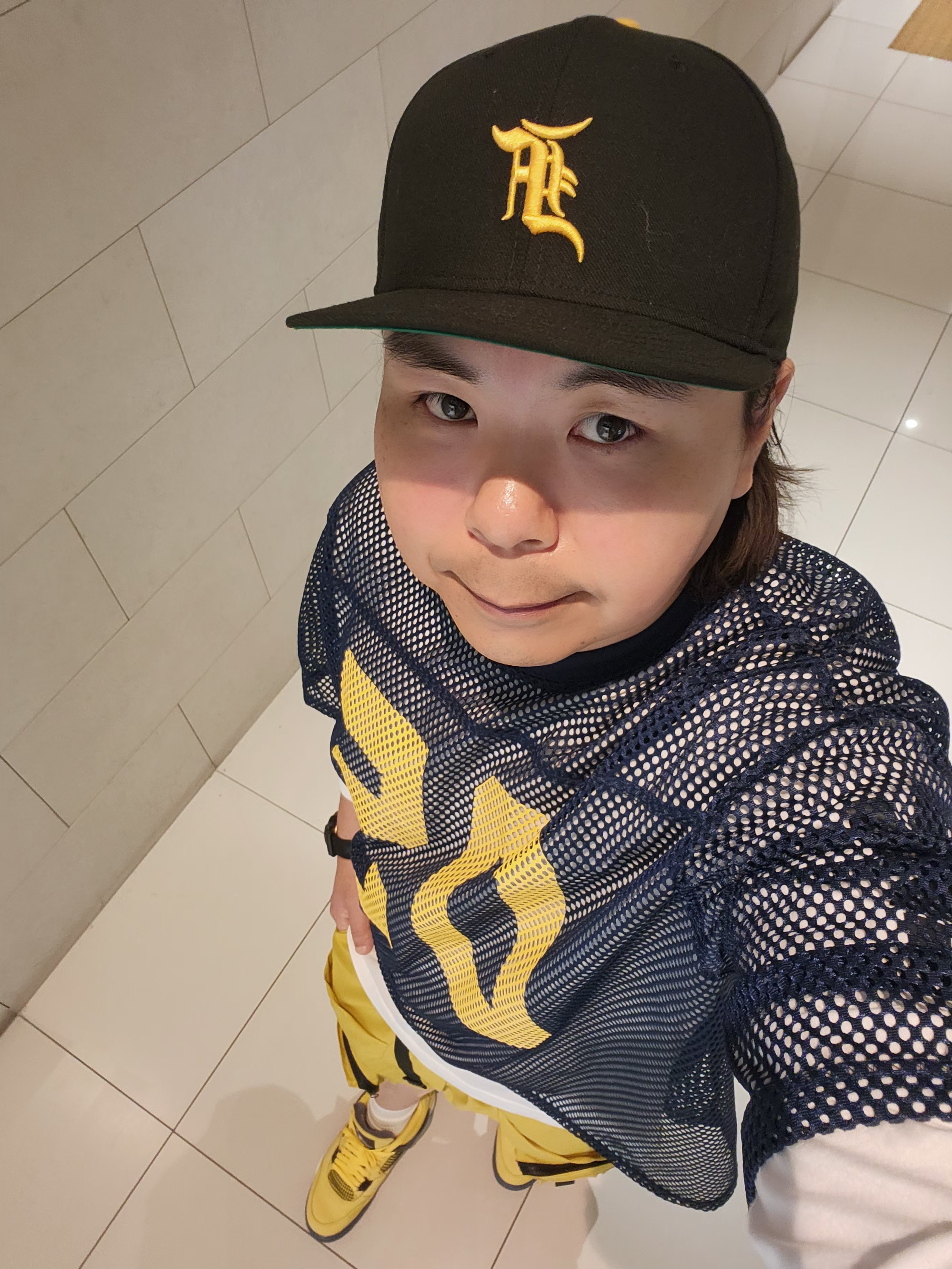 Essentials x New Era Classic Collection 59FIFTY Fitted Cap Pittsburgh Pirates, Jordan 4 Retro Tour Yellow 착용 스타일 - 1