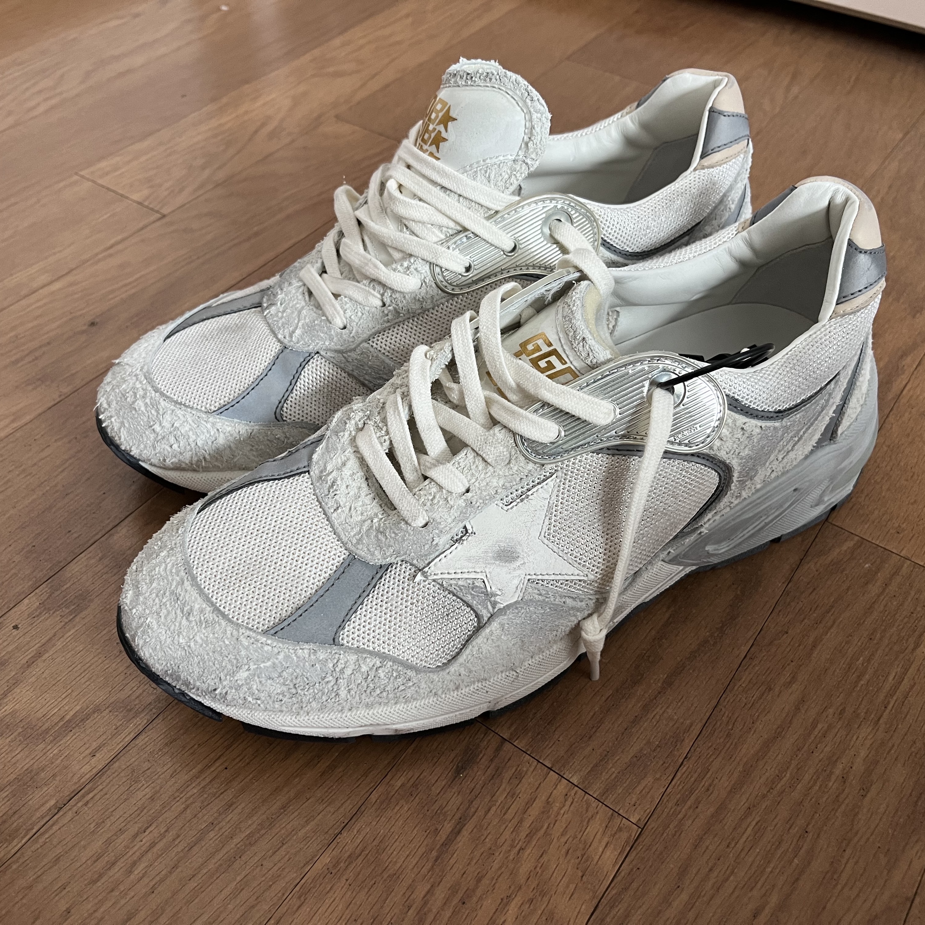 Golden Goose Dad-Star Sneakers White Silver 착용 스타일