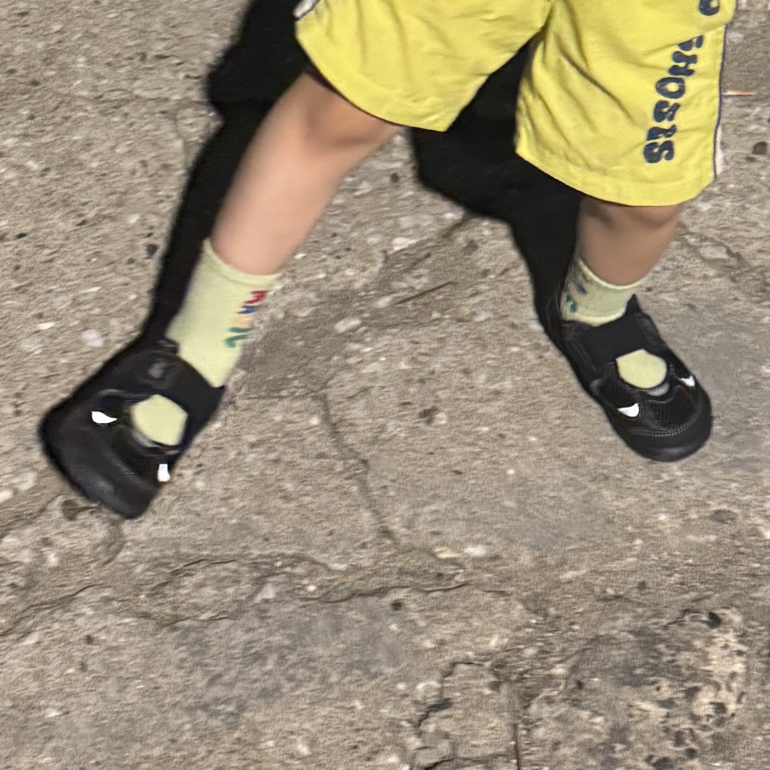 (Kids) New Balance Freedle 920 Sandal Black 착용 스타일