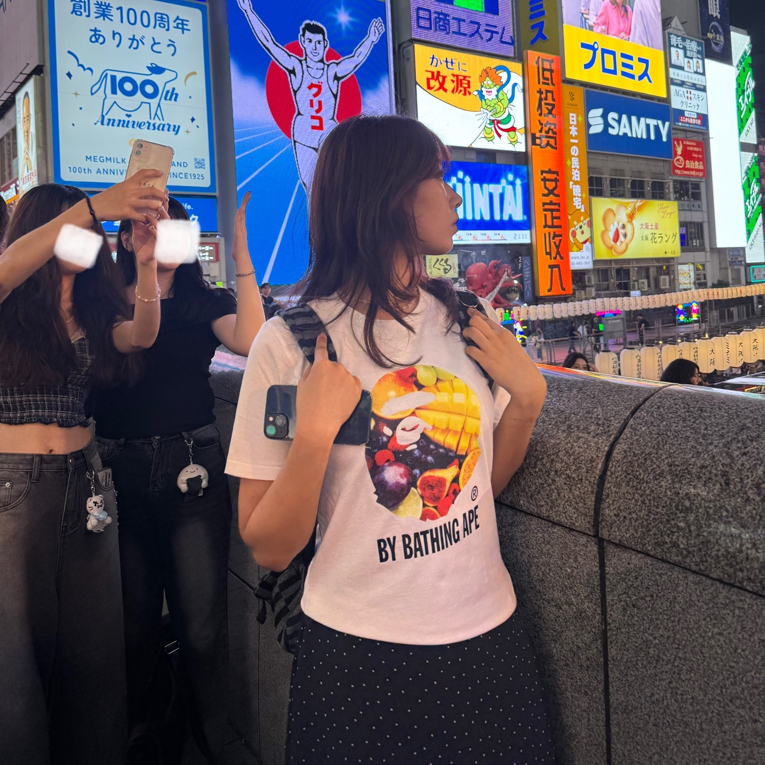 (W) BAPE By Bathing Ape Fruit T-Shirt White 착용 스타일 - 1
