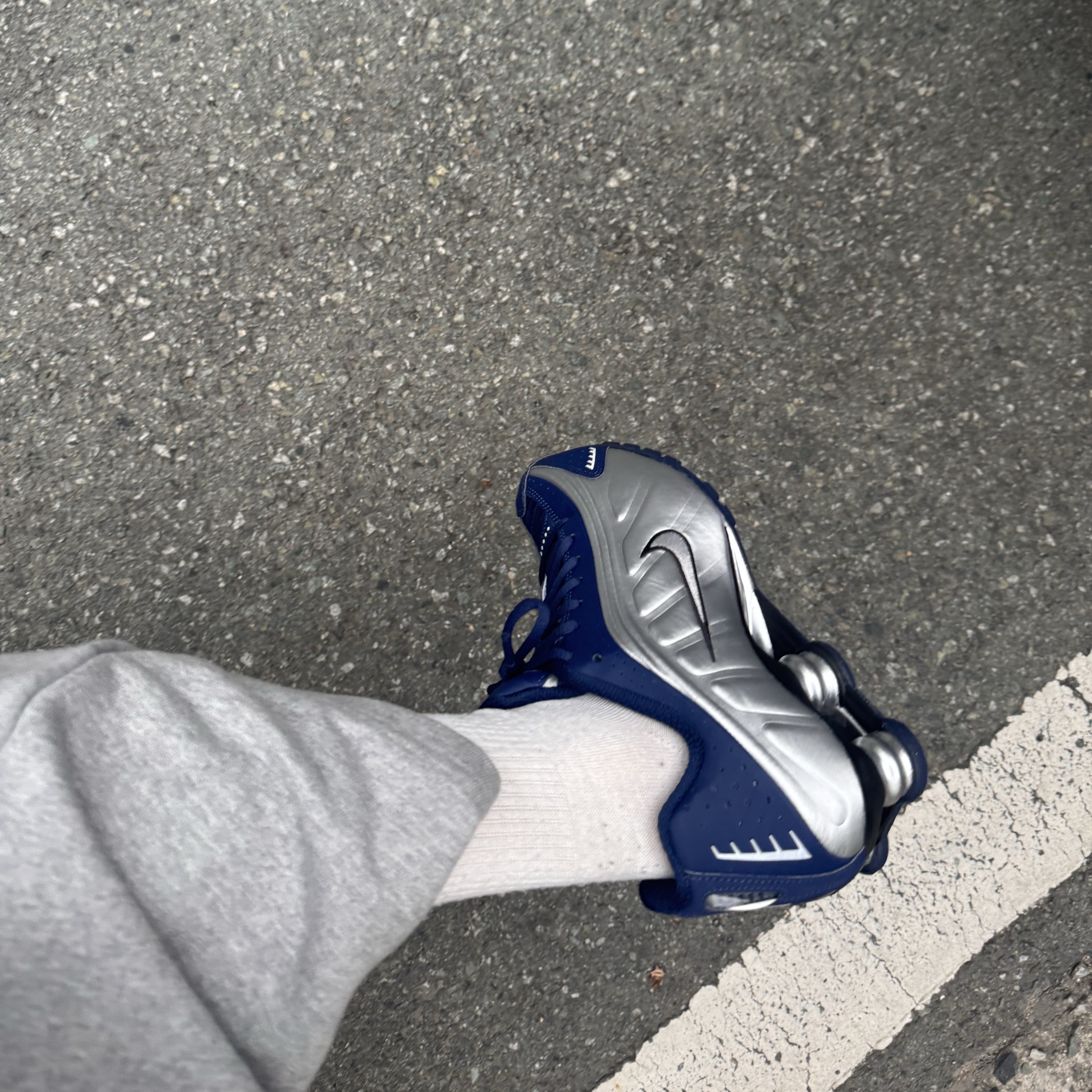 (W) Nike Shox R4 Blue Void Metallic Silver 착용 스타일