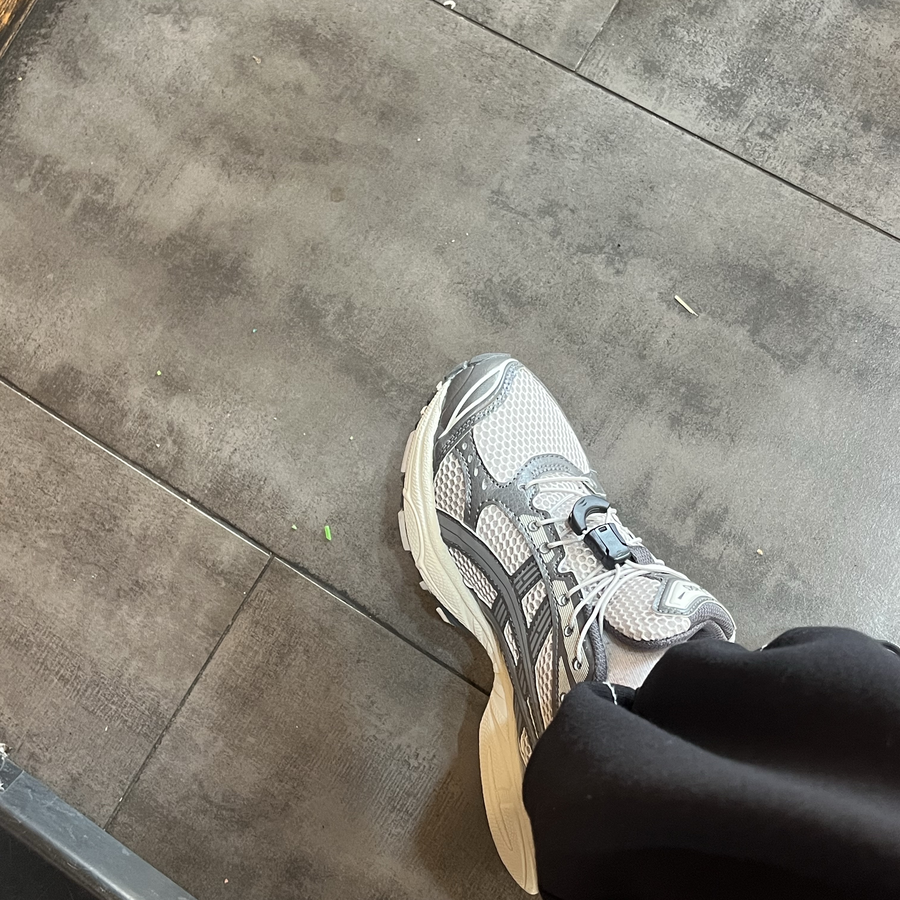 Asics Unlimited Gel-Kayano 14 Oyster Grey Clay Grey 착용 스타일 - 2