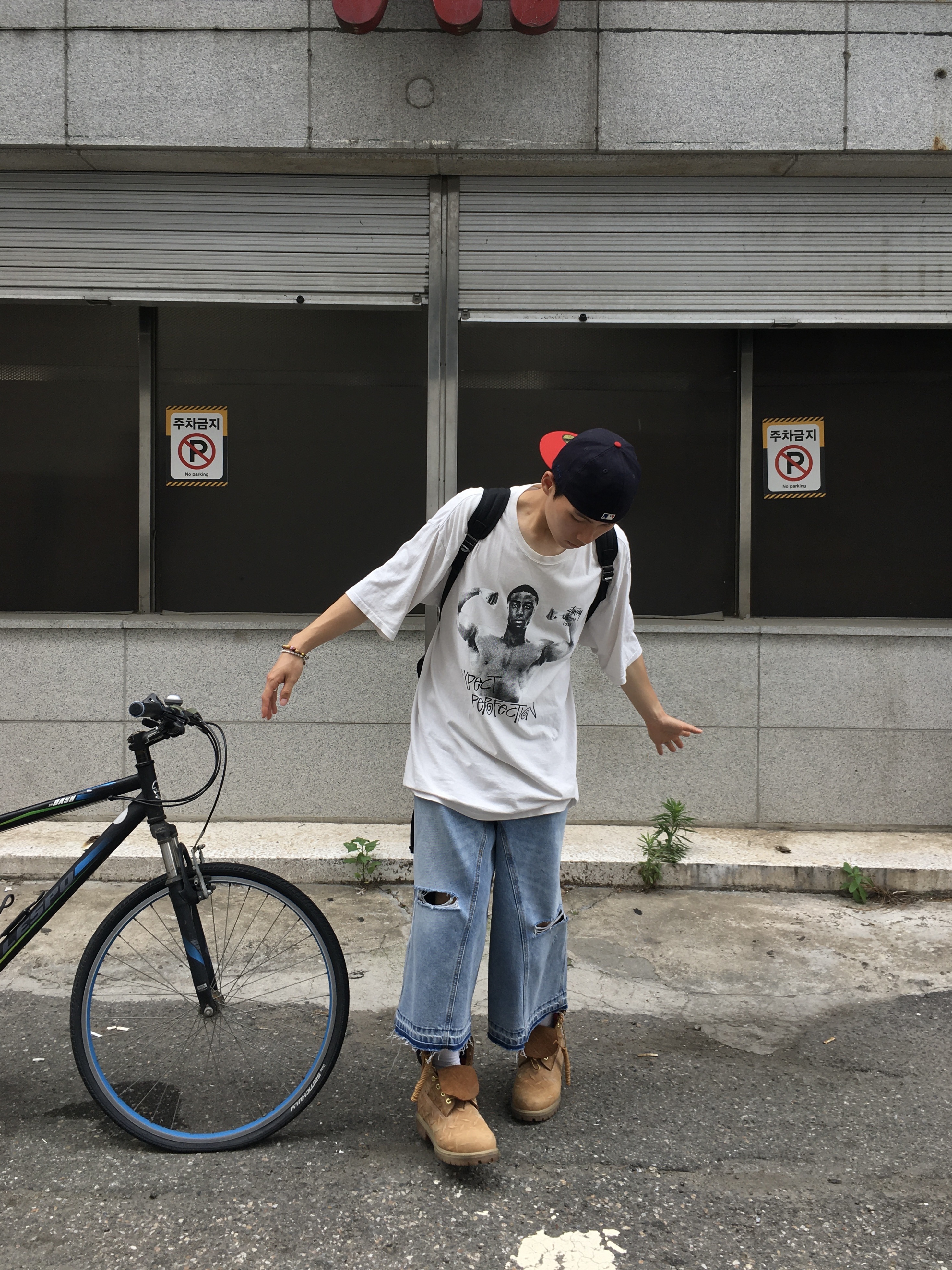 Sundayoffclub Layered Waist Denim Short Light Blue, Stussy x Martine Rose Stand Firm Pigment Dyed T-Shirt Natural 착용 스타일 - 1