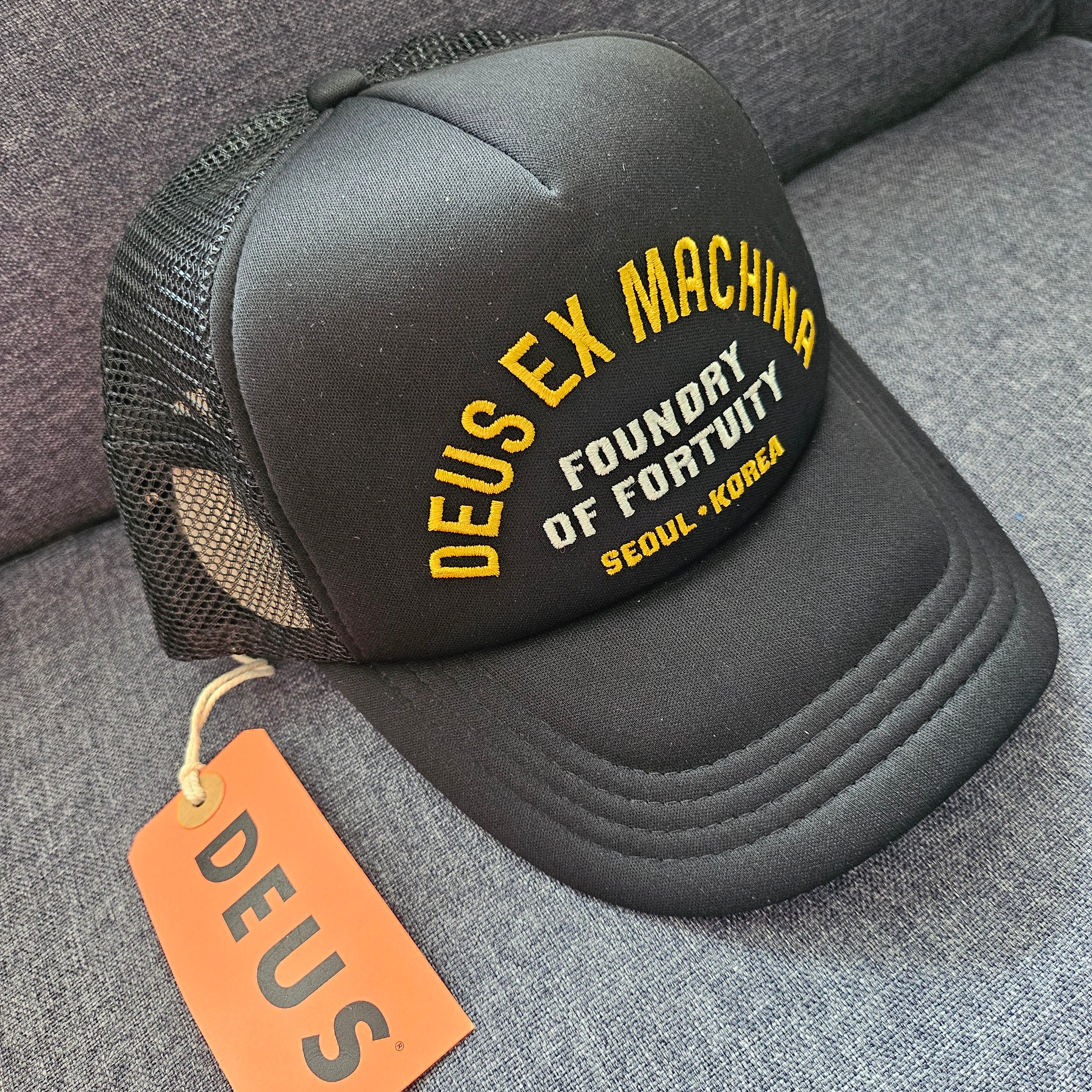 Deus Ex Machina Fortuity Trucker Cap Black, Deus Ex Machina Classic Workwear Jacket 2.0 Black 착용 스타일 - 1
