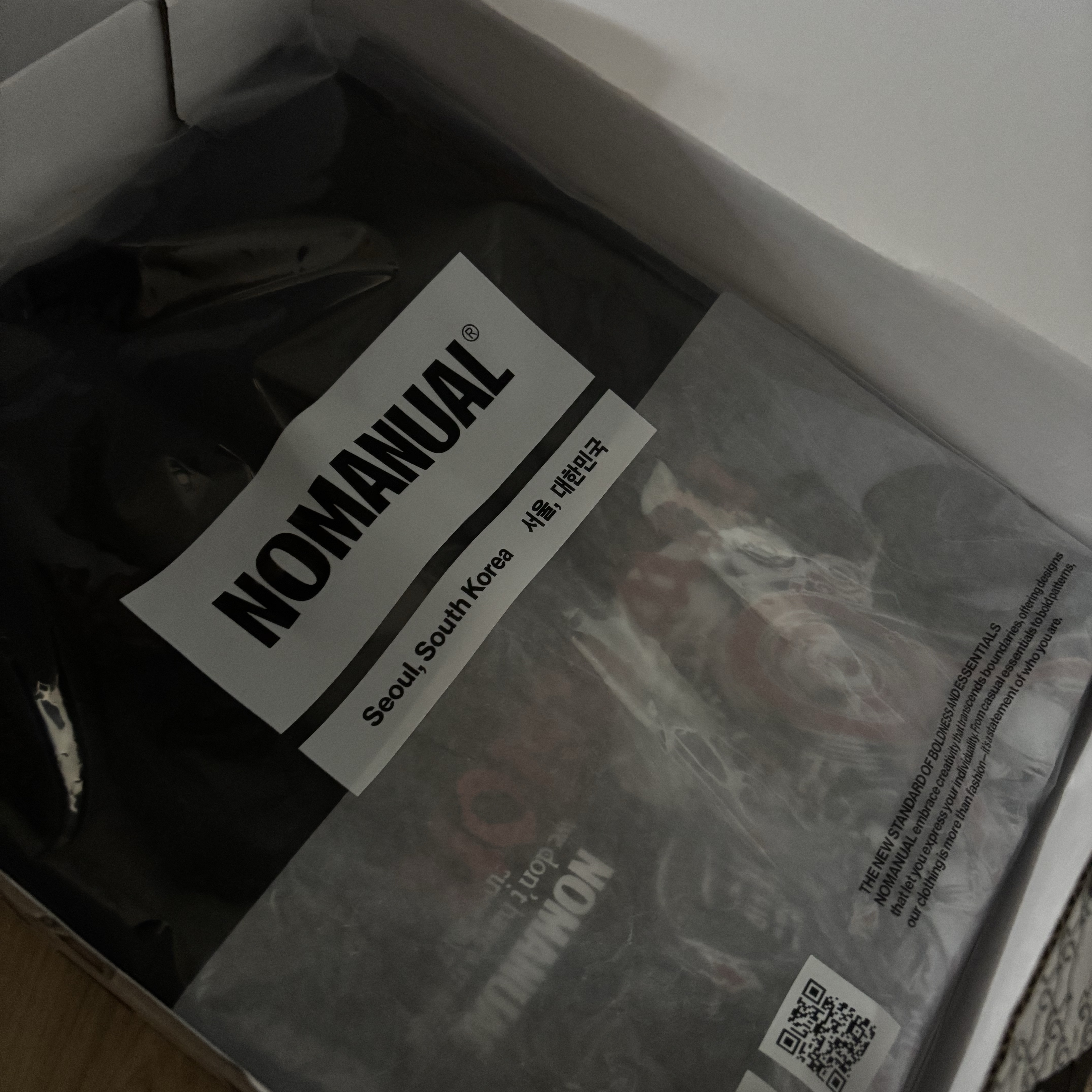 NOMANUAL NM Engine T-Shirt Black 착용 스타일 - 1