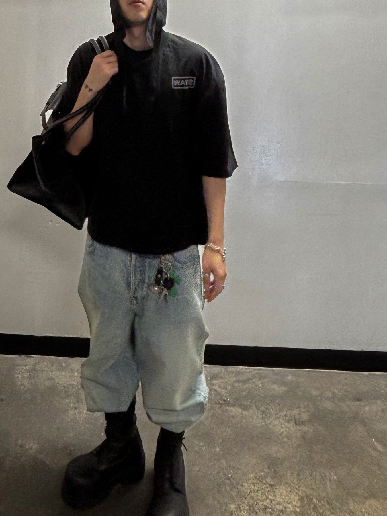 Wapworks Hardwork Crop T-Shirt Black, Balenciaga Large Baggy Jeans in Blue Coated Soft Denim 착용 스타일 - 2