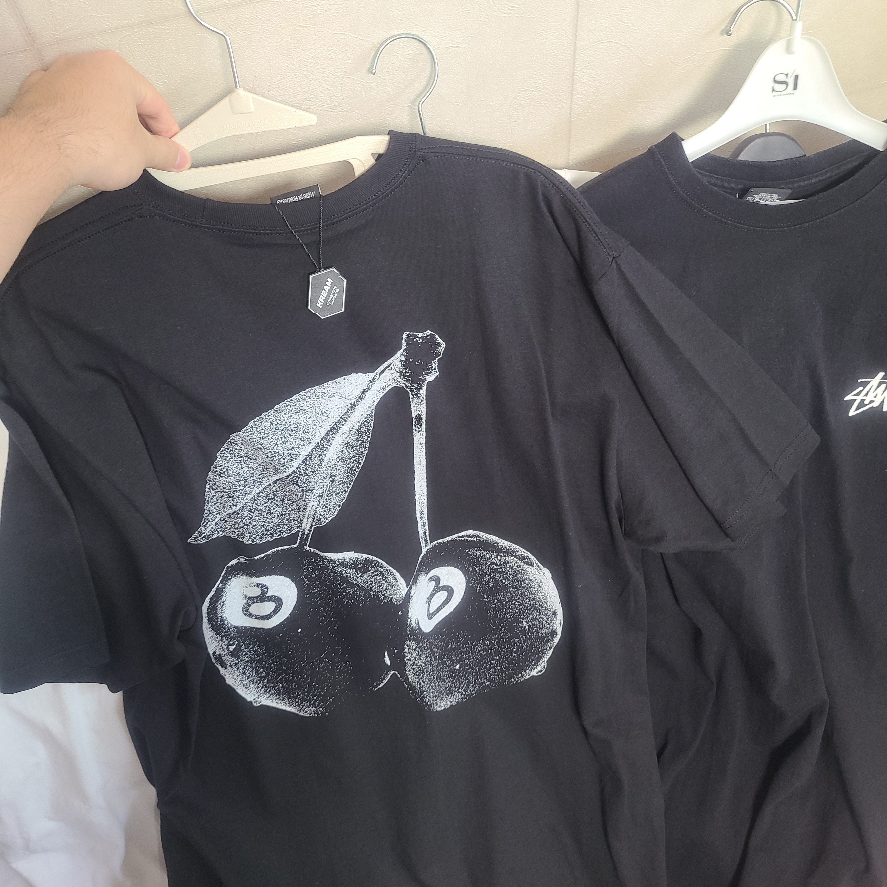 Stussy Cherries T-Shirt Black 착용 스타일