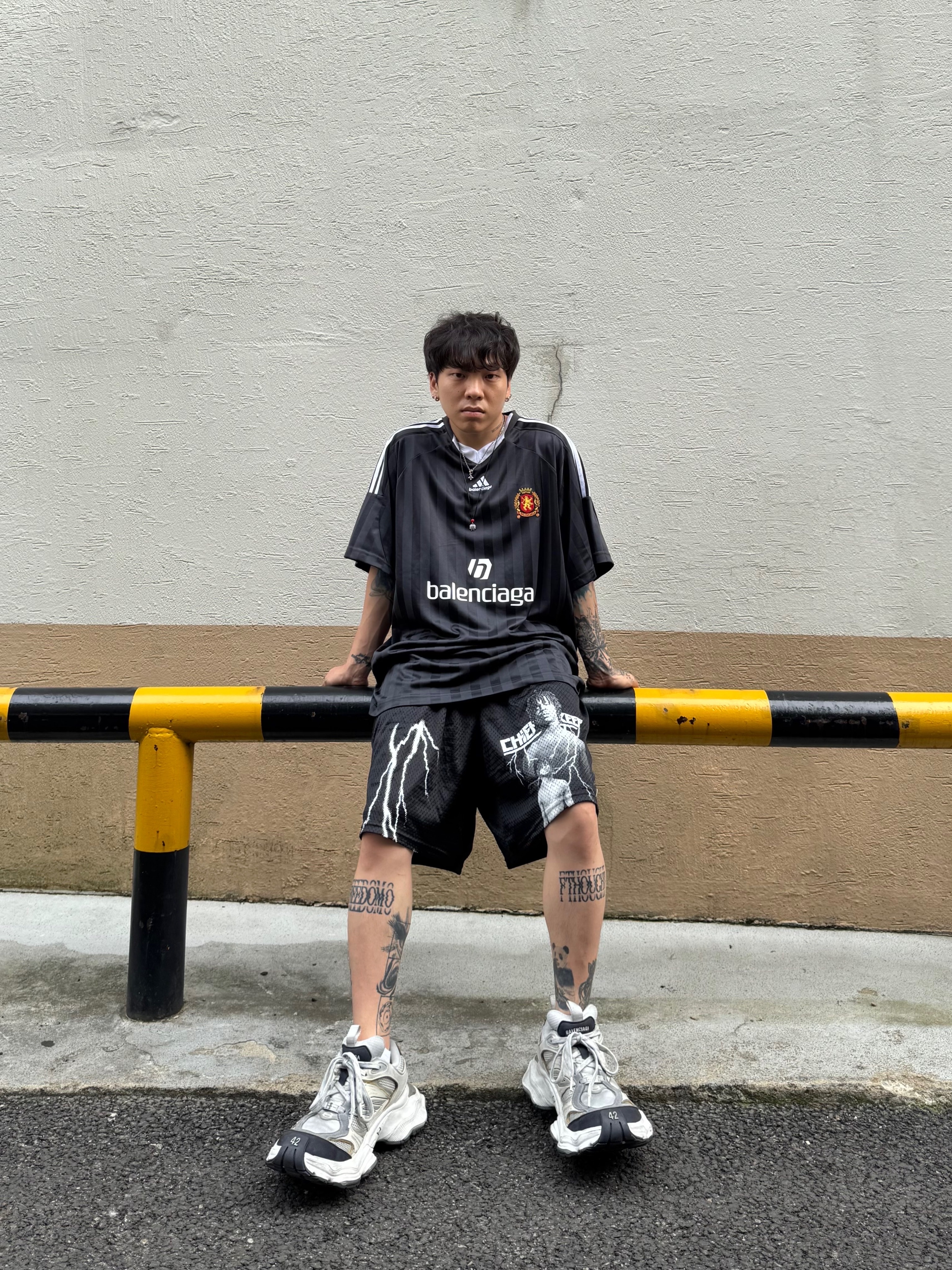 Balenciaga Cargo Sneakers White Grey 착용 스타일 - 1