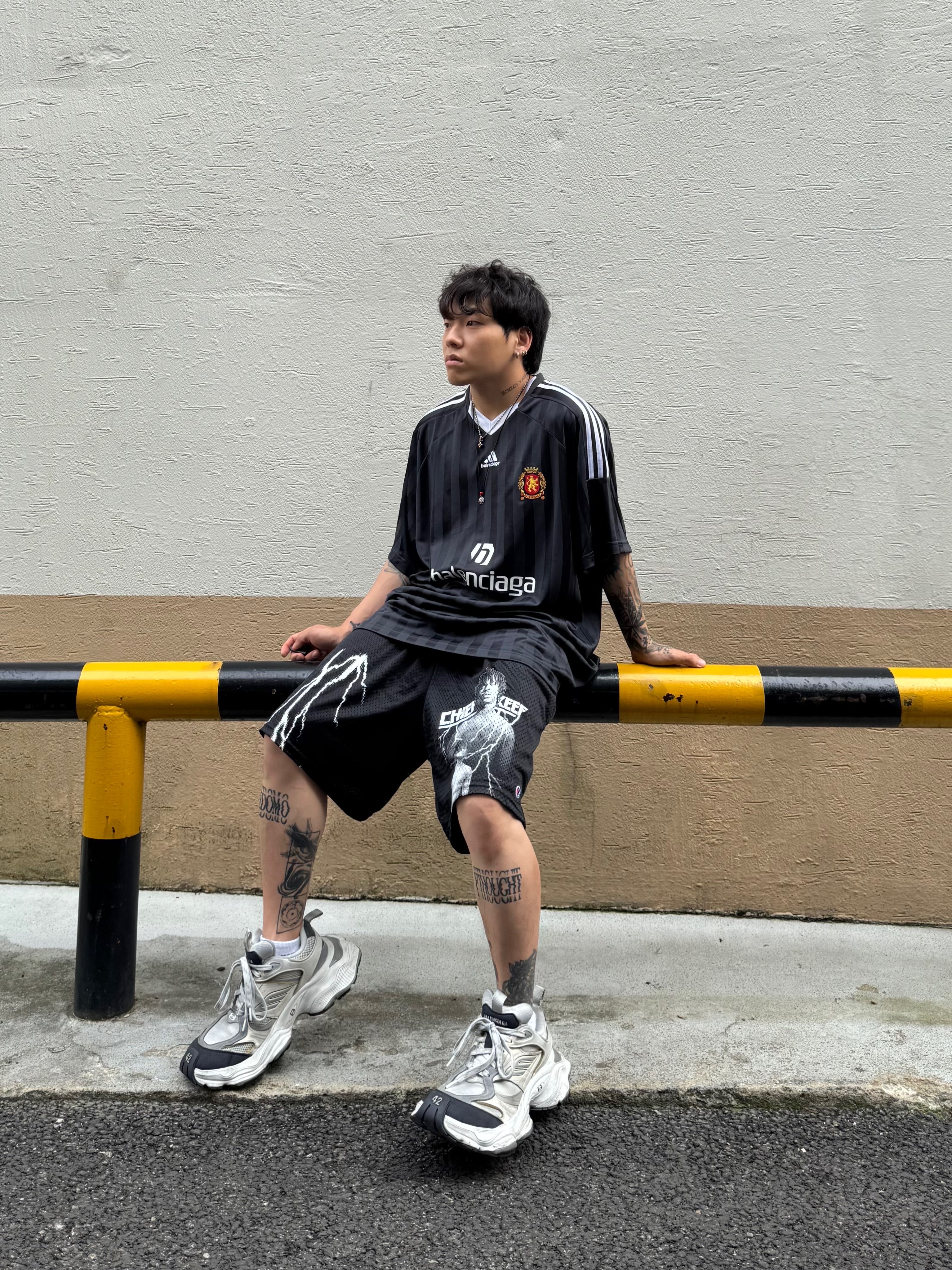 Balenciaga Cargo Sneakers White Grey 착용 스타일 - 2