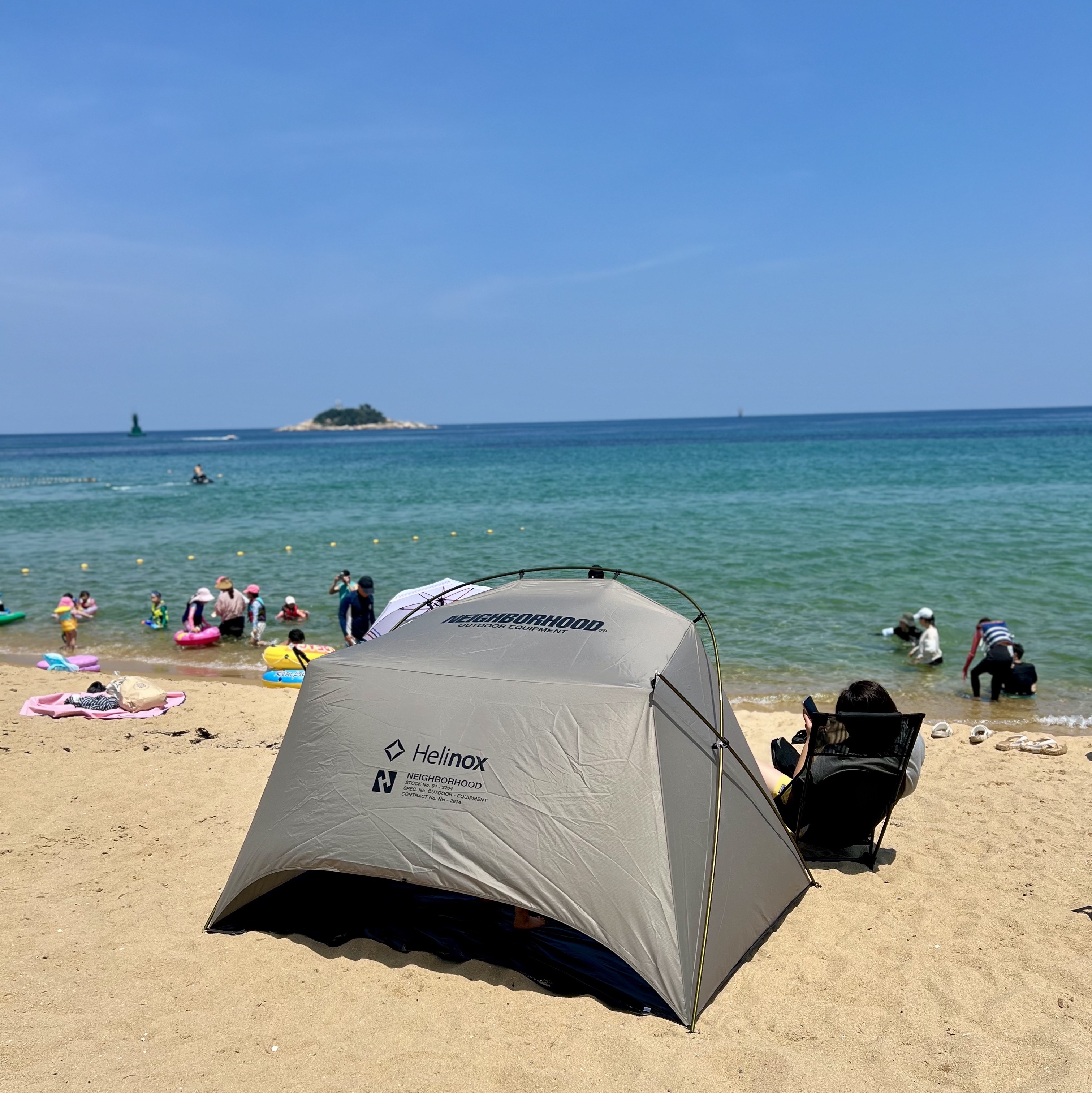 Helinox x Neighborhood Sunshade Olive Drab, Helinox Summer Kit Home Sunset & Beach Chair Black Mesh (No Frame) 착용 스타일