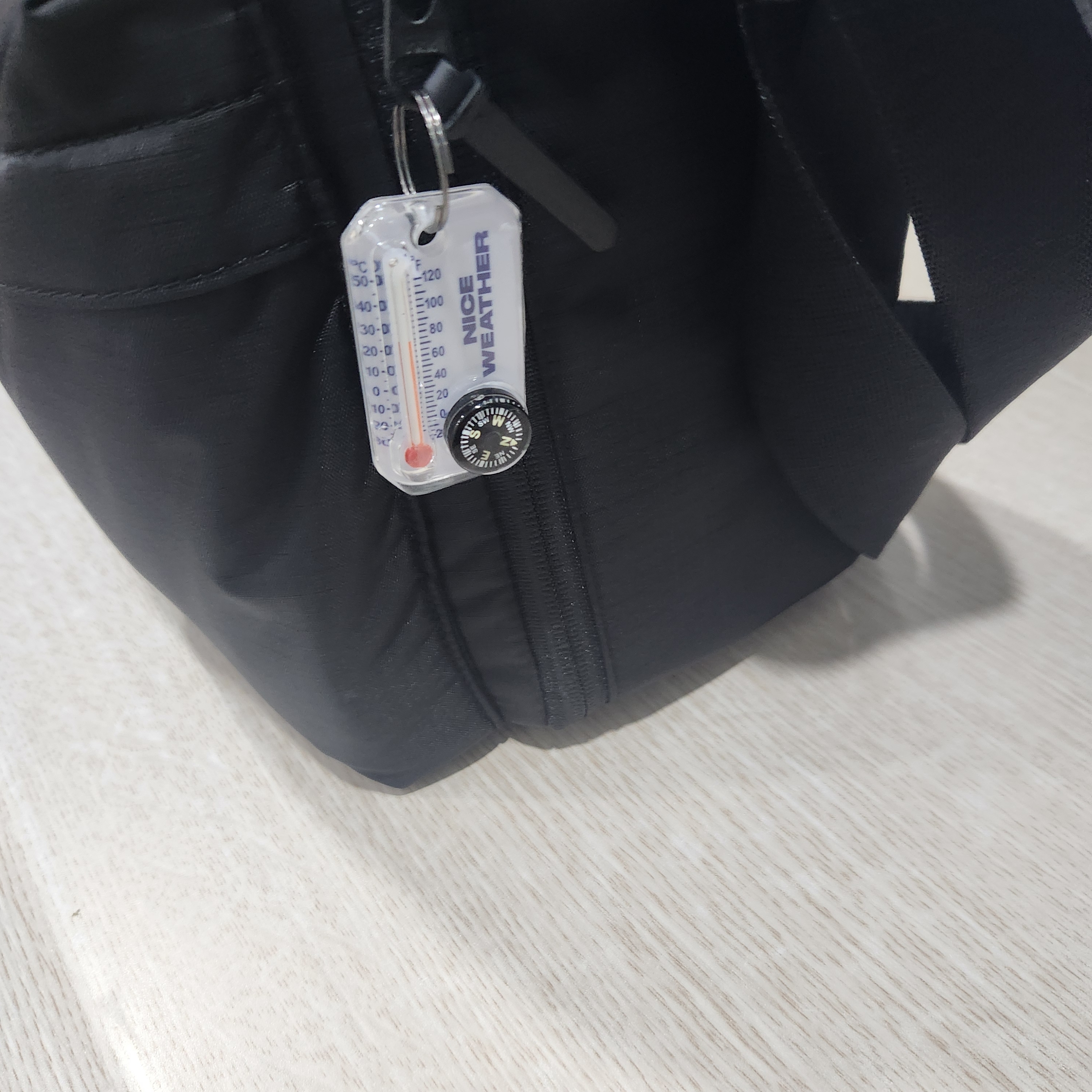 Nice Weather Thermometer Keyring White 착용 스타일 - 1
