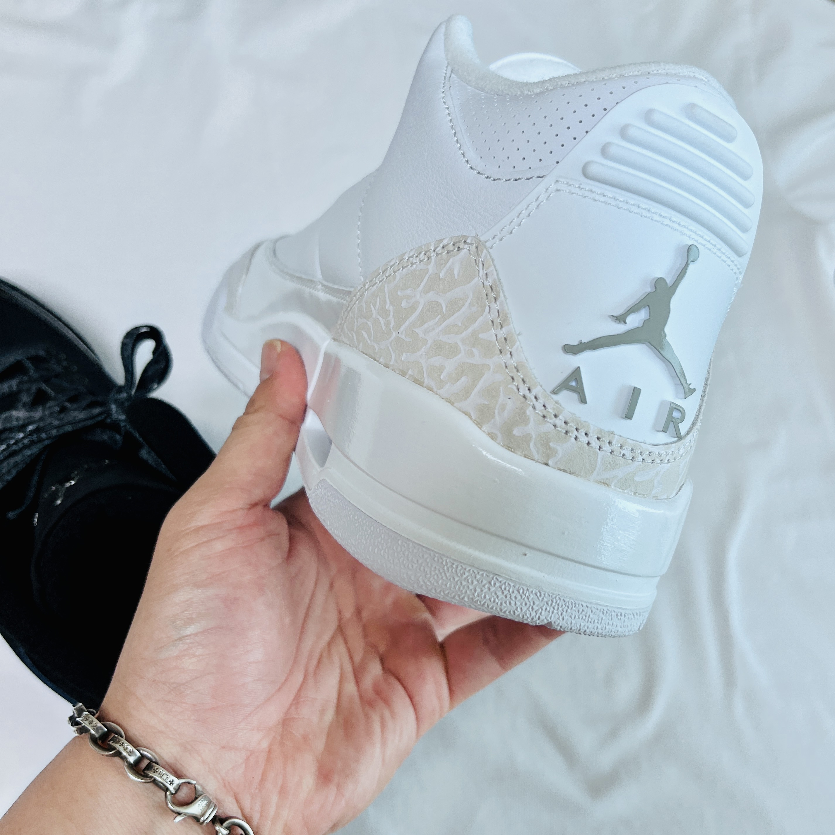 Jordan 3 Retro White and Silver, Jordan 3 Retro Black Cat 2025 착용 스타일 - 3