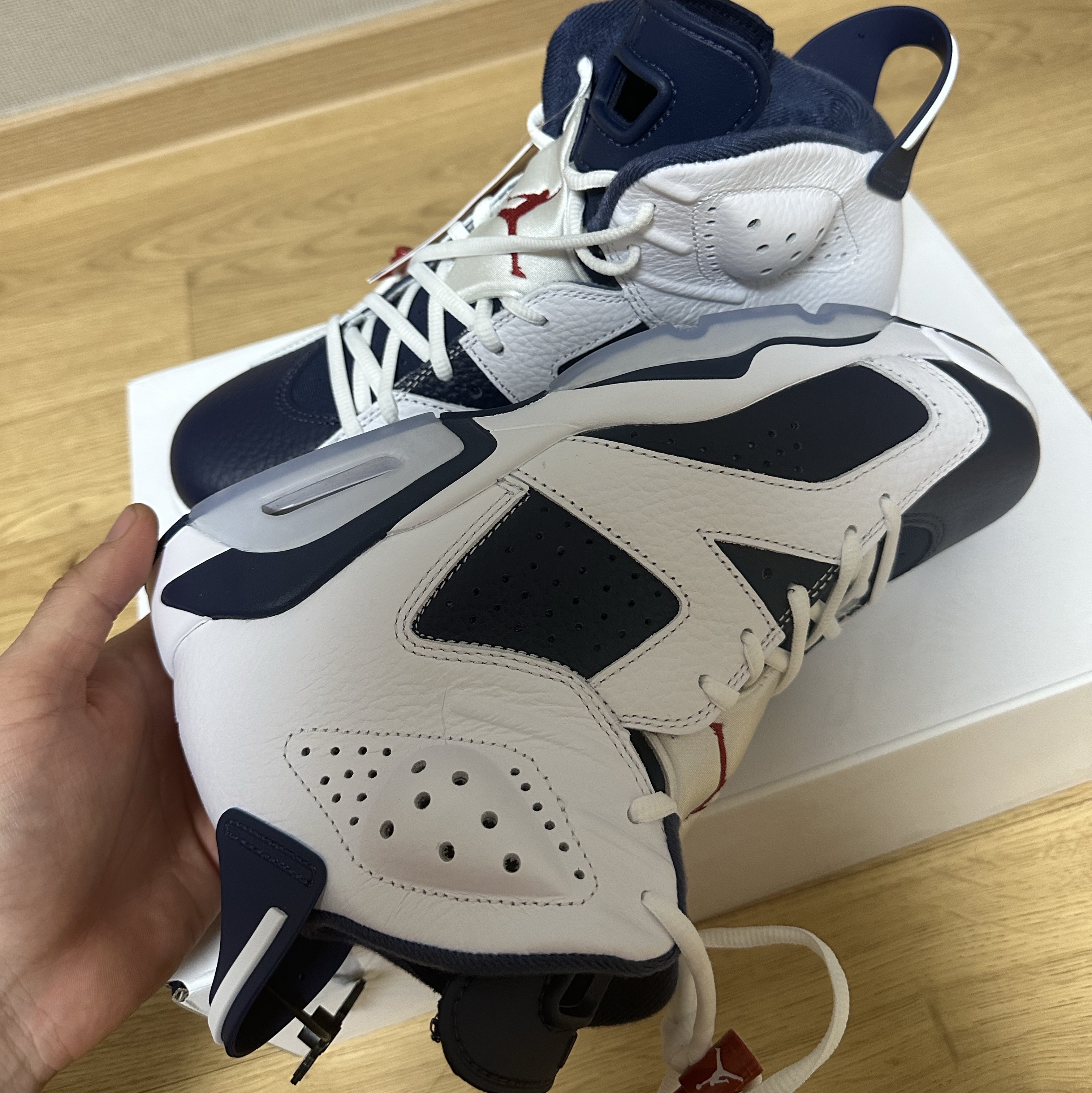 Jordan 6 Retro White and Midnight Navy 착용 스타일 - 2