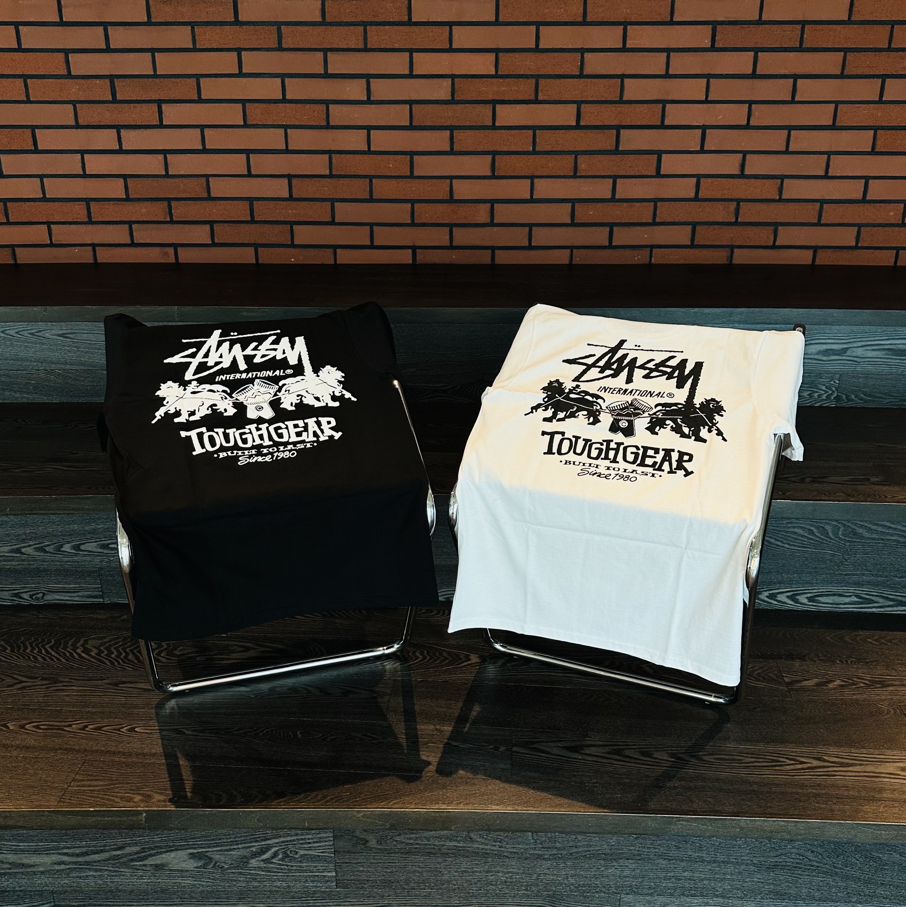 Stussy Tough Gear International T-Shirt White, Stussy Tough Gear International T-Shirt Black 착용 스타일 - 1