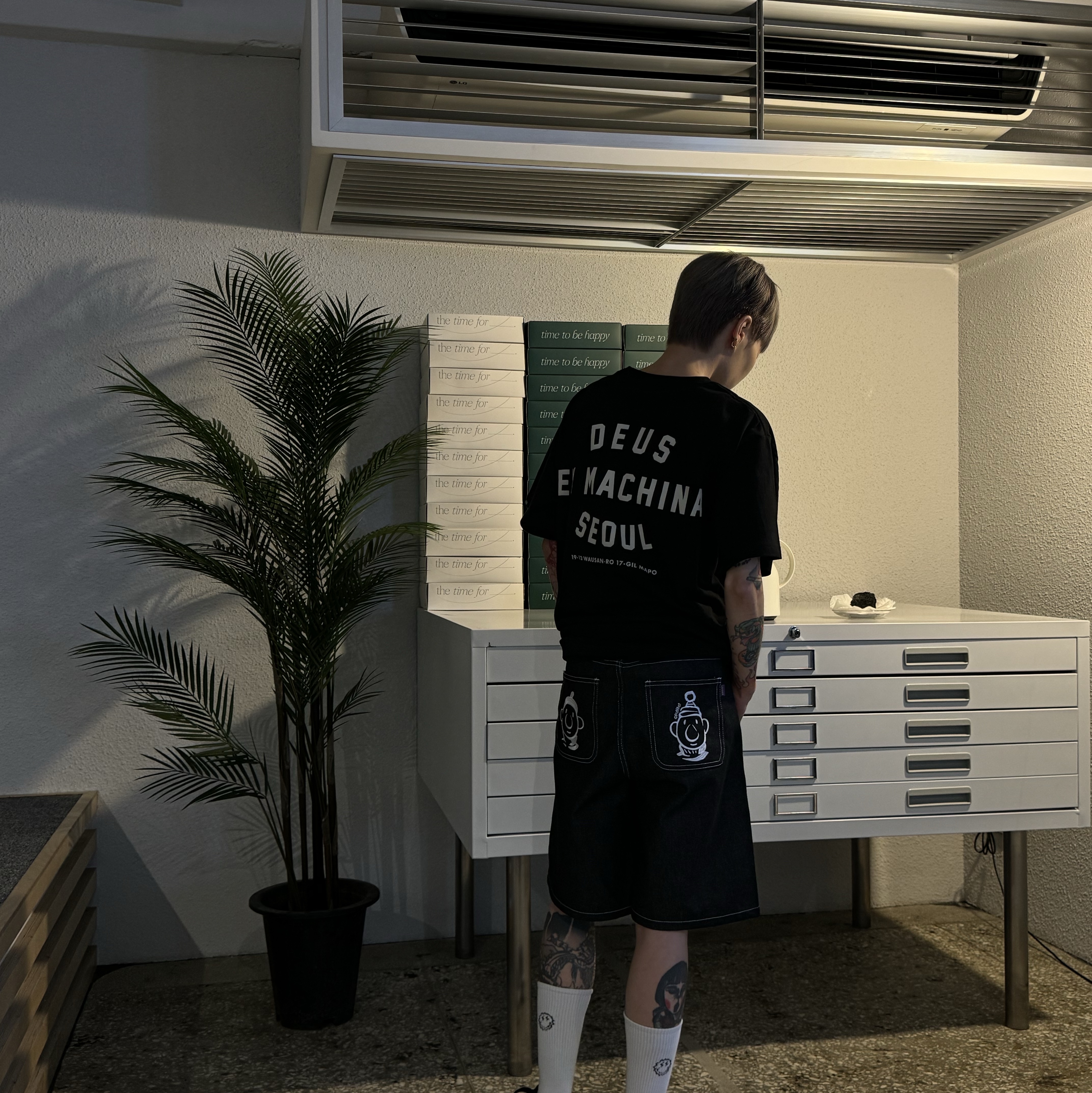 Deus Ex Machina Seoul College T-Shirt Black 착용 스타일 - 1
