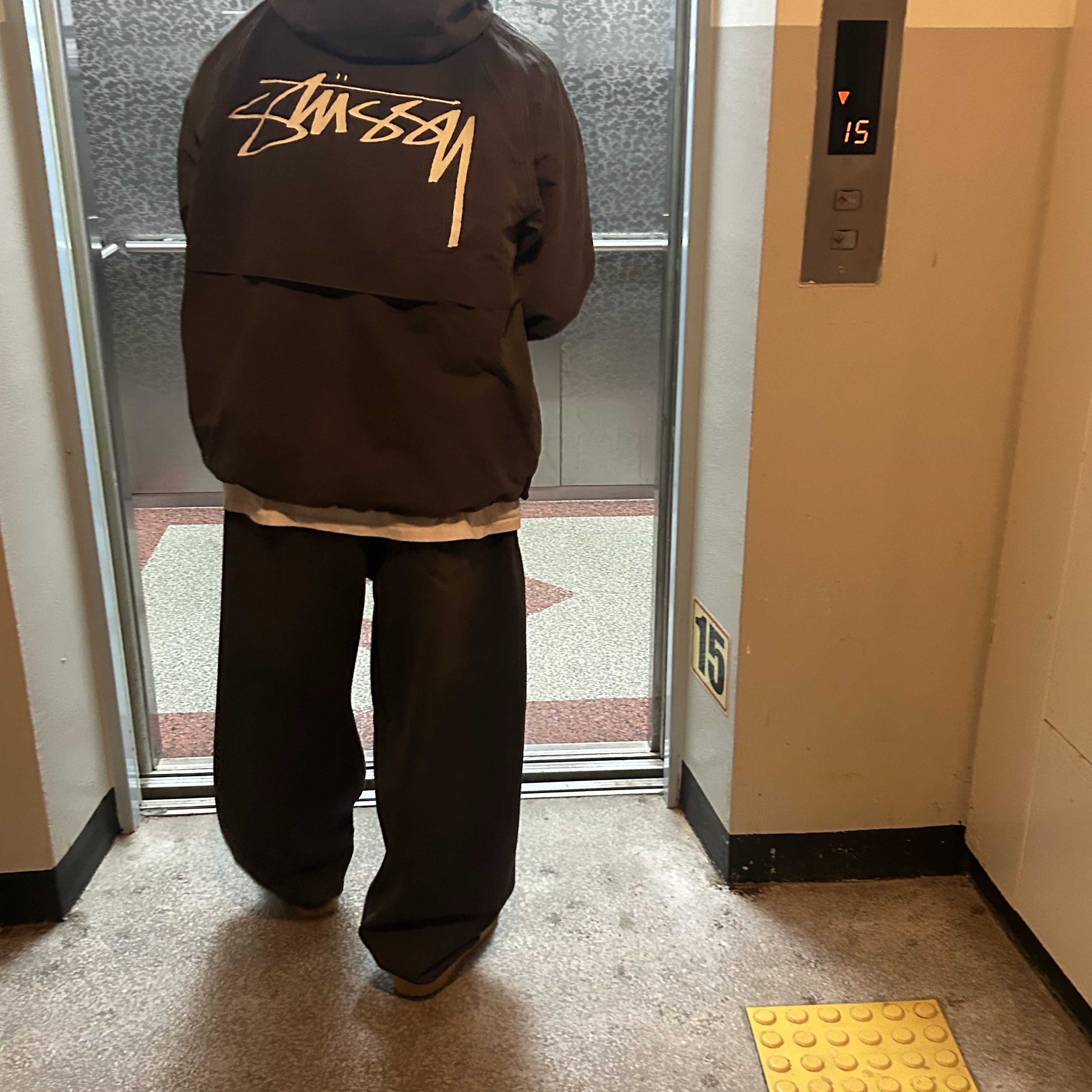 Stussy Wave Dye Beach Shell Jacket Black, Nike Air Force 1 '07 WB Flax 착용 스타일 - 1