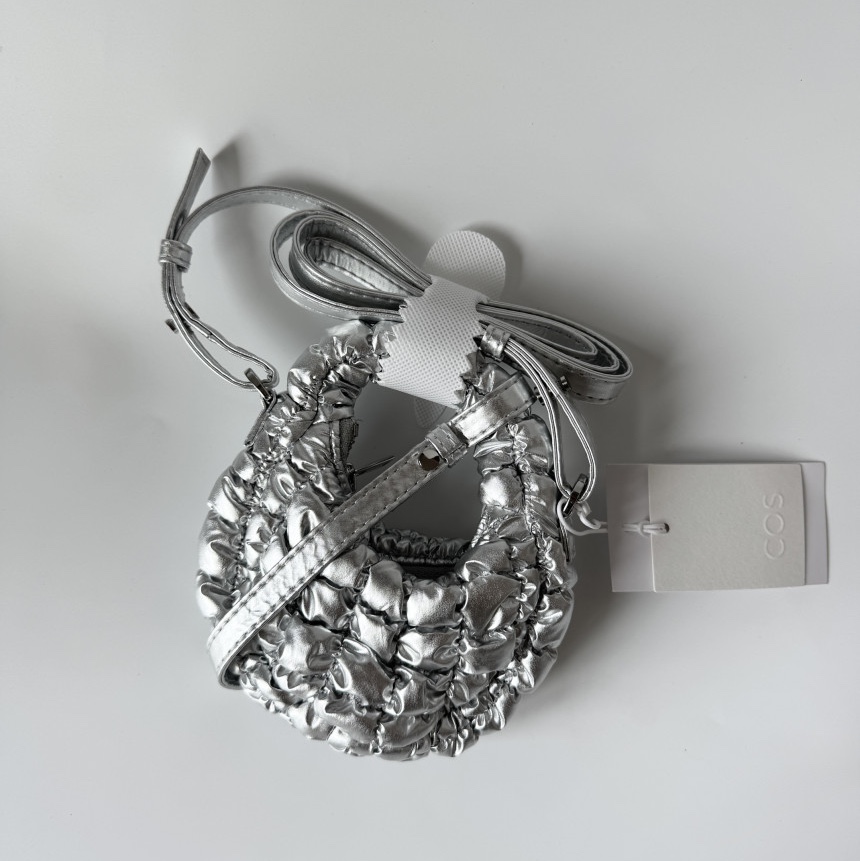 COS Quilted Nano Crossbody Bag Silver, COS Quilted Micro Bag Silver 착용 스타일 - 1