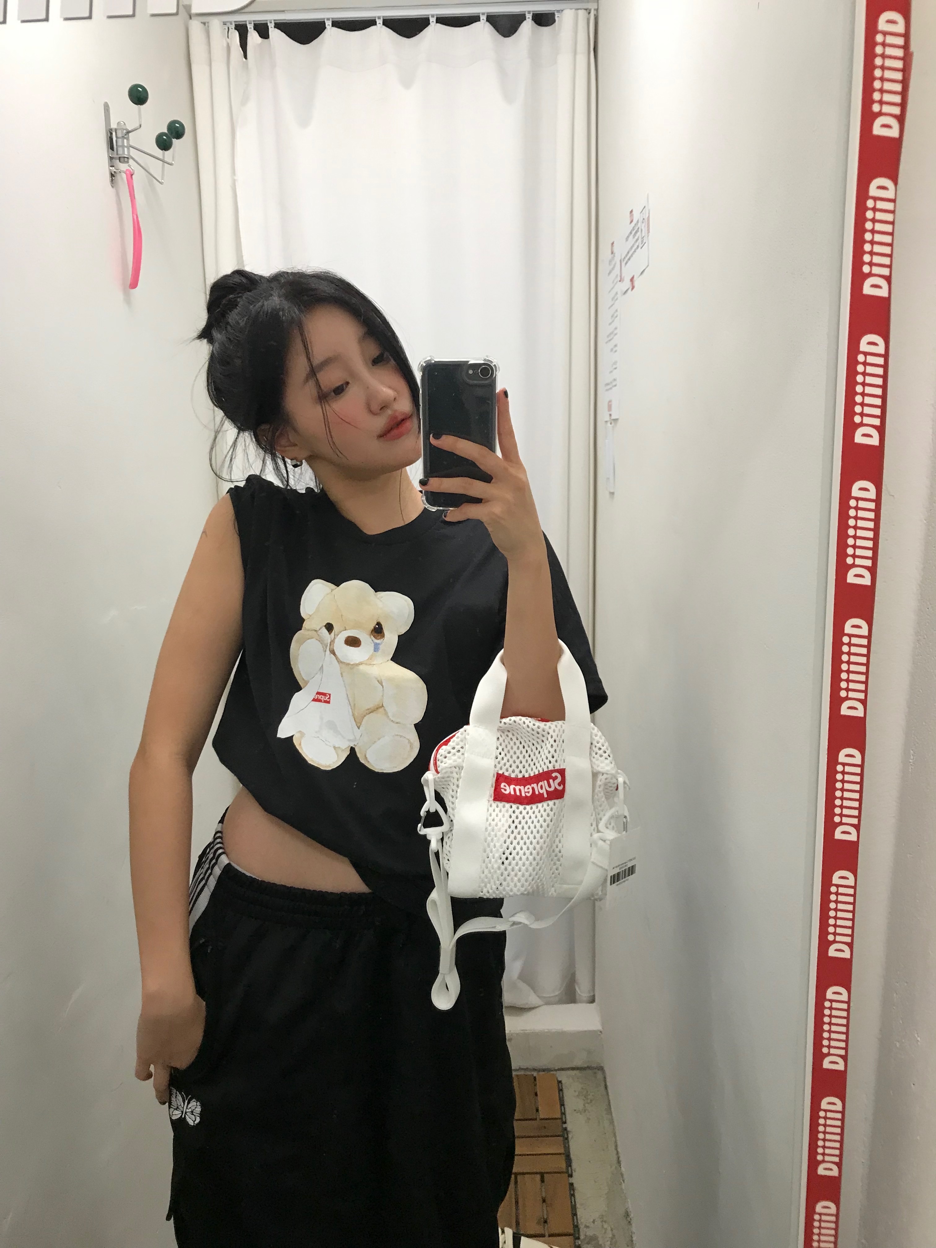 Supreme Bear T-Shirt Black - 25SS, Supreme Mesh Mini Duffle Bag White - 23SS 착용 스타일 - 4