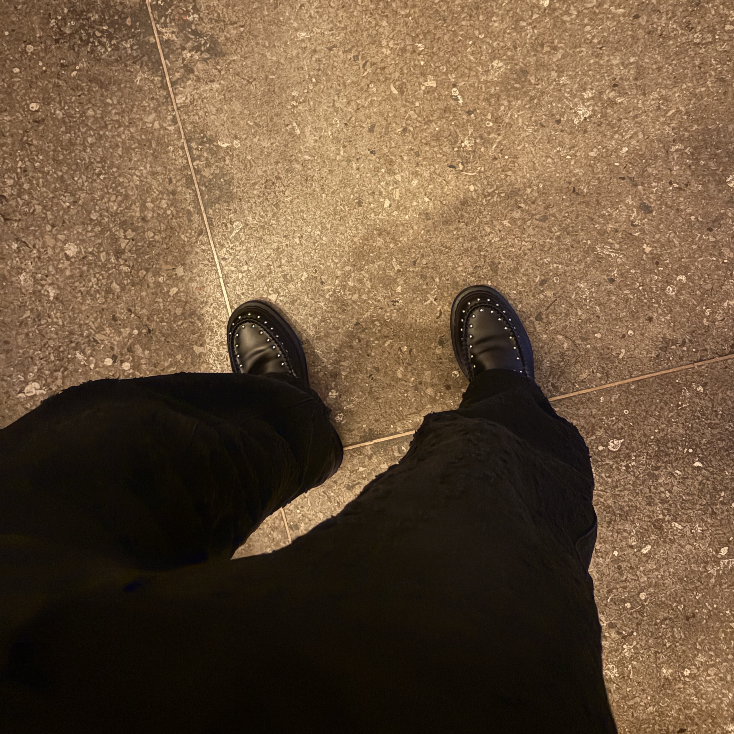 Dr. Martens x Supreme Studded Penton Loafers Black - 25SS 착용 스타일 - 2