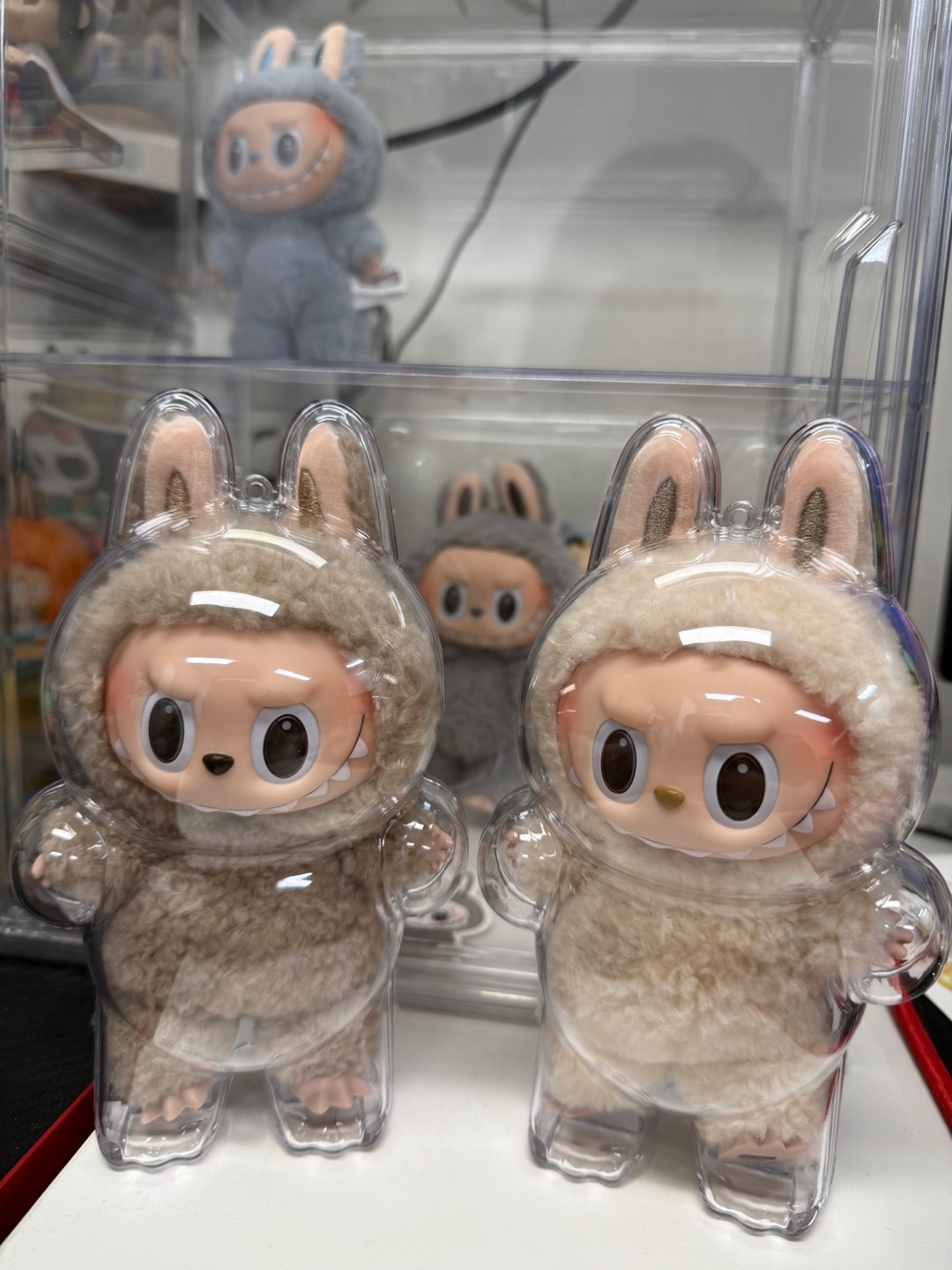 Pop Mart The Monsters Labubu Tasty Macarons Series Sealed Case (6 Blind Boxes) 착용 스타일 - 4